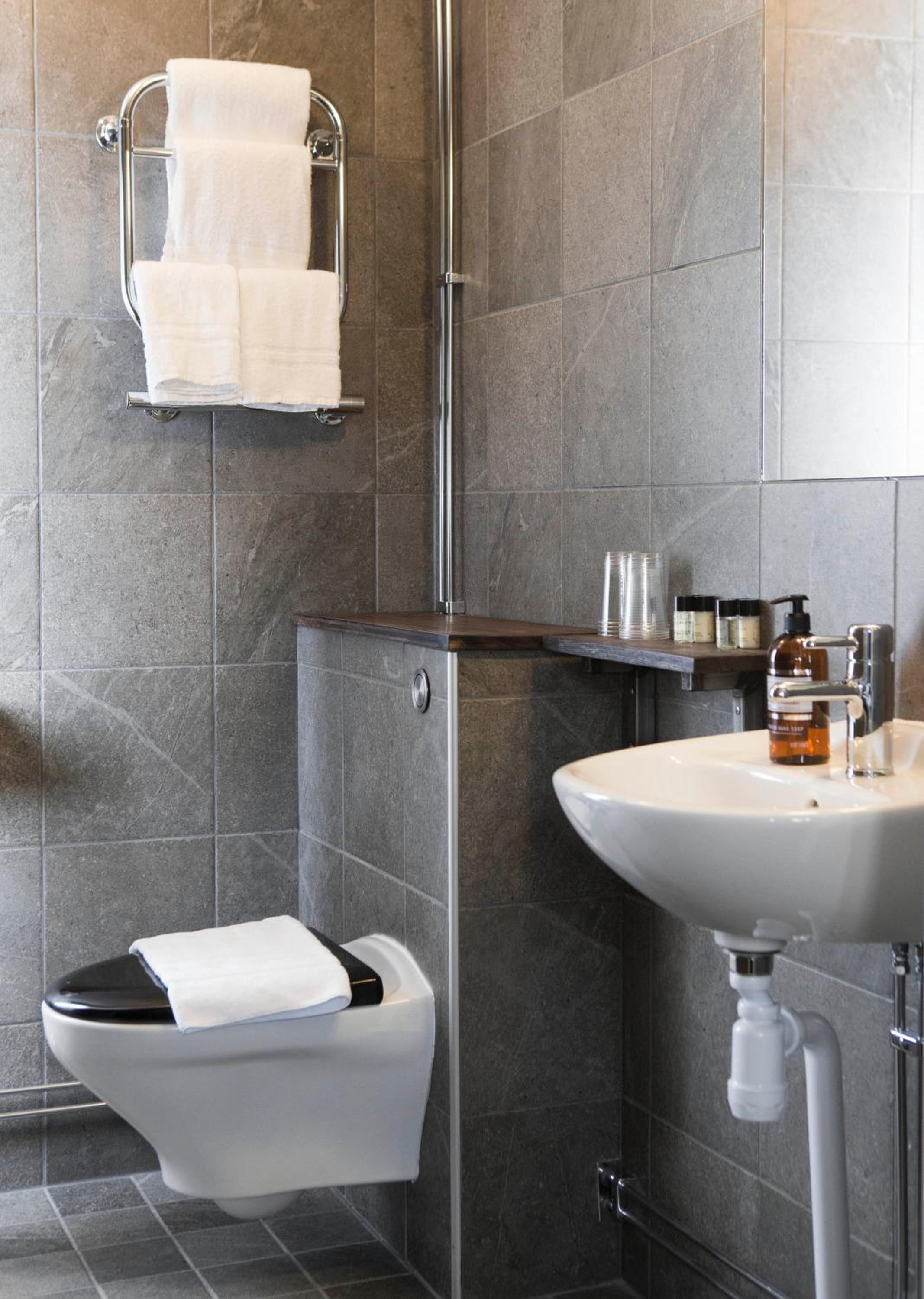 Standard Double or Twin Room - Photo 9