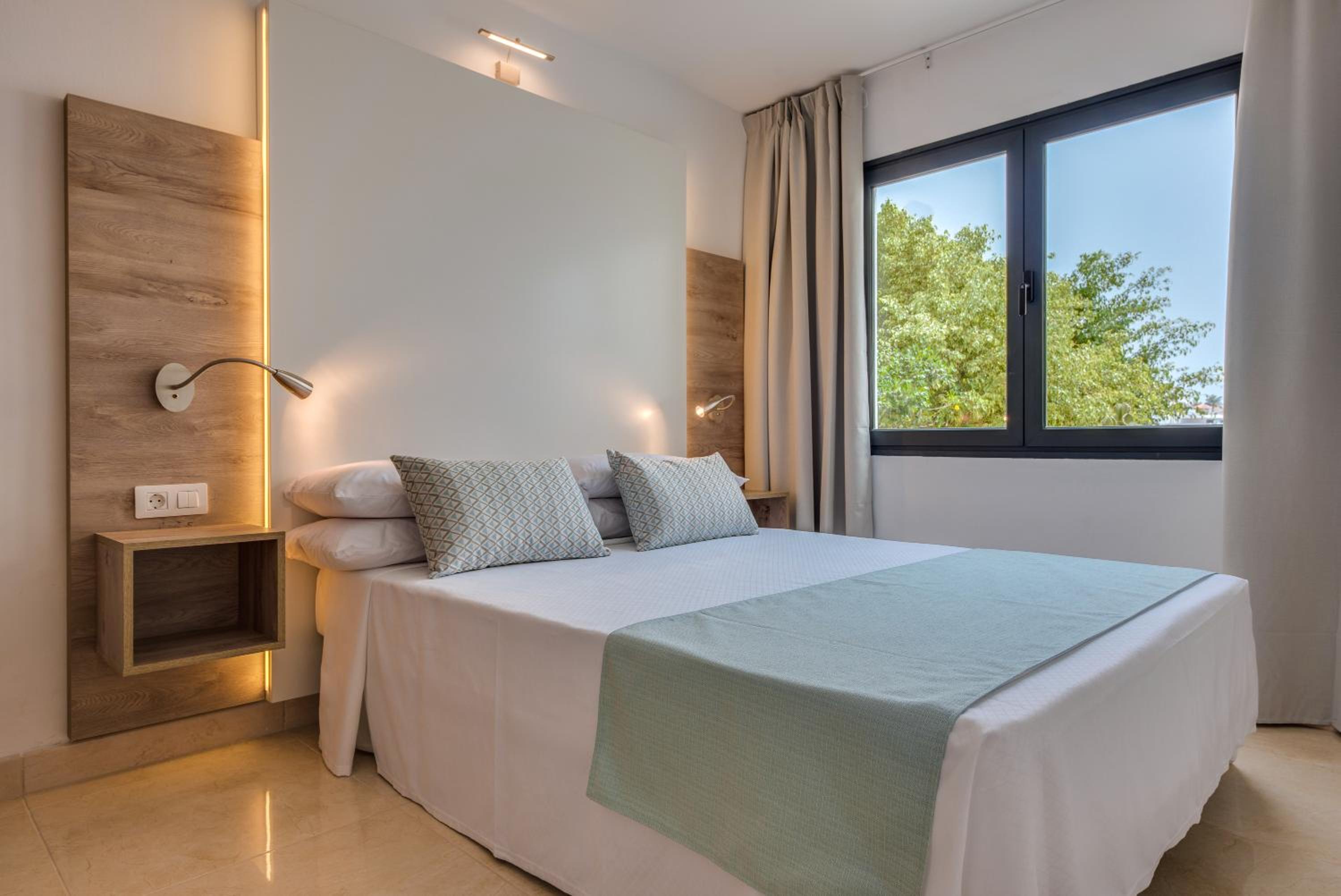 Deluxe 1 Bedroom Apartment with Balcony photo 2