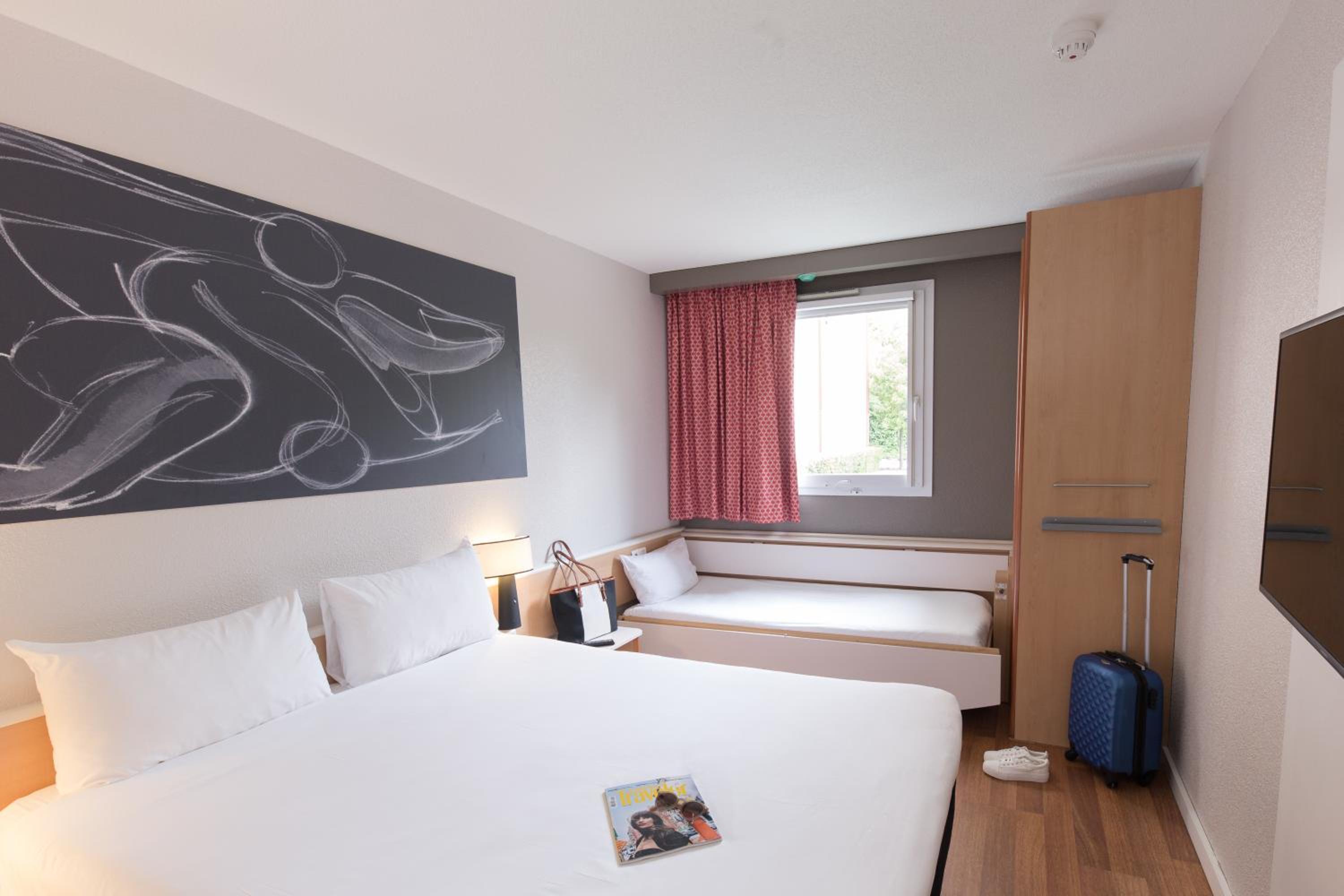 Family Room with One Double Bed and Extra Bed - Photo 1