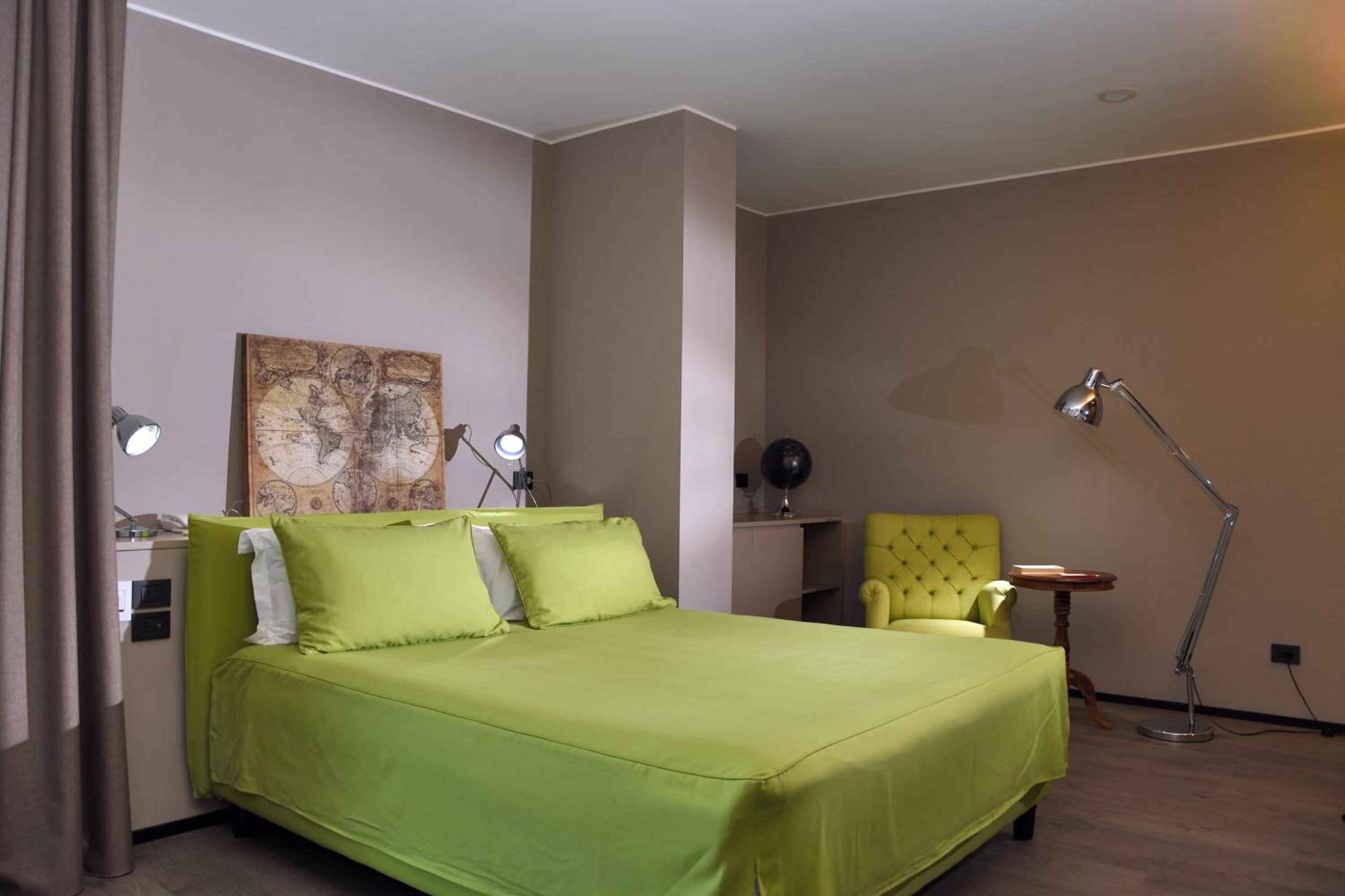 Suite - Photo 1