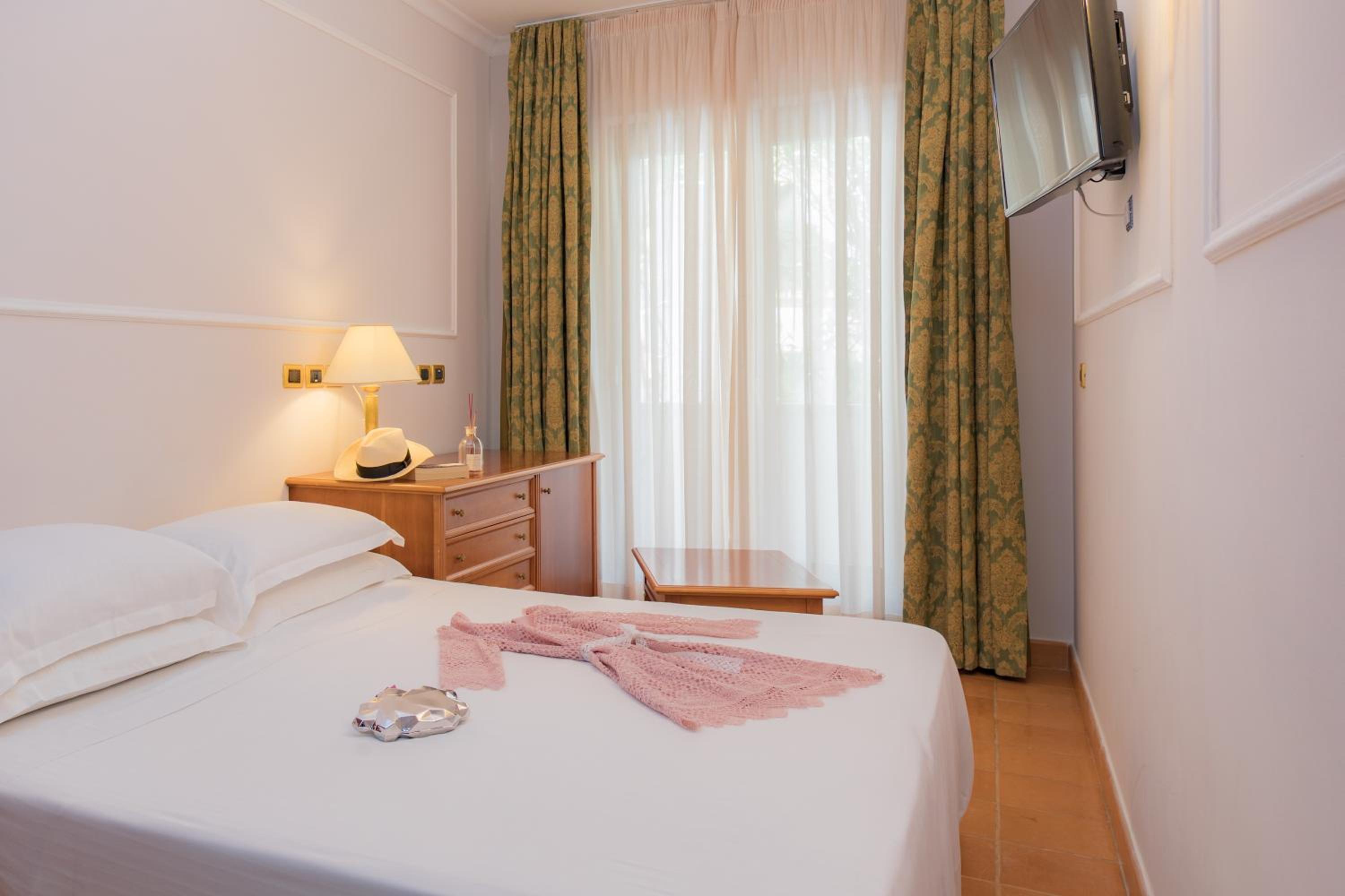 Basic Double Room - Hotel
