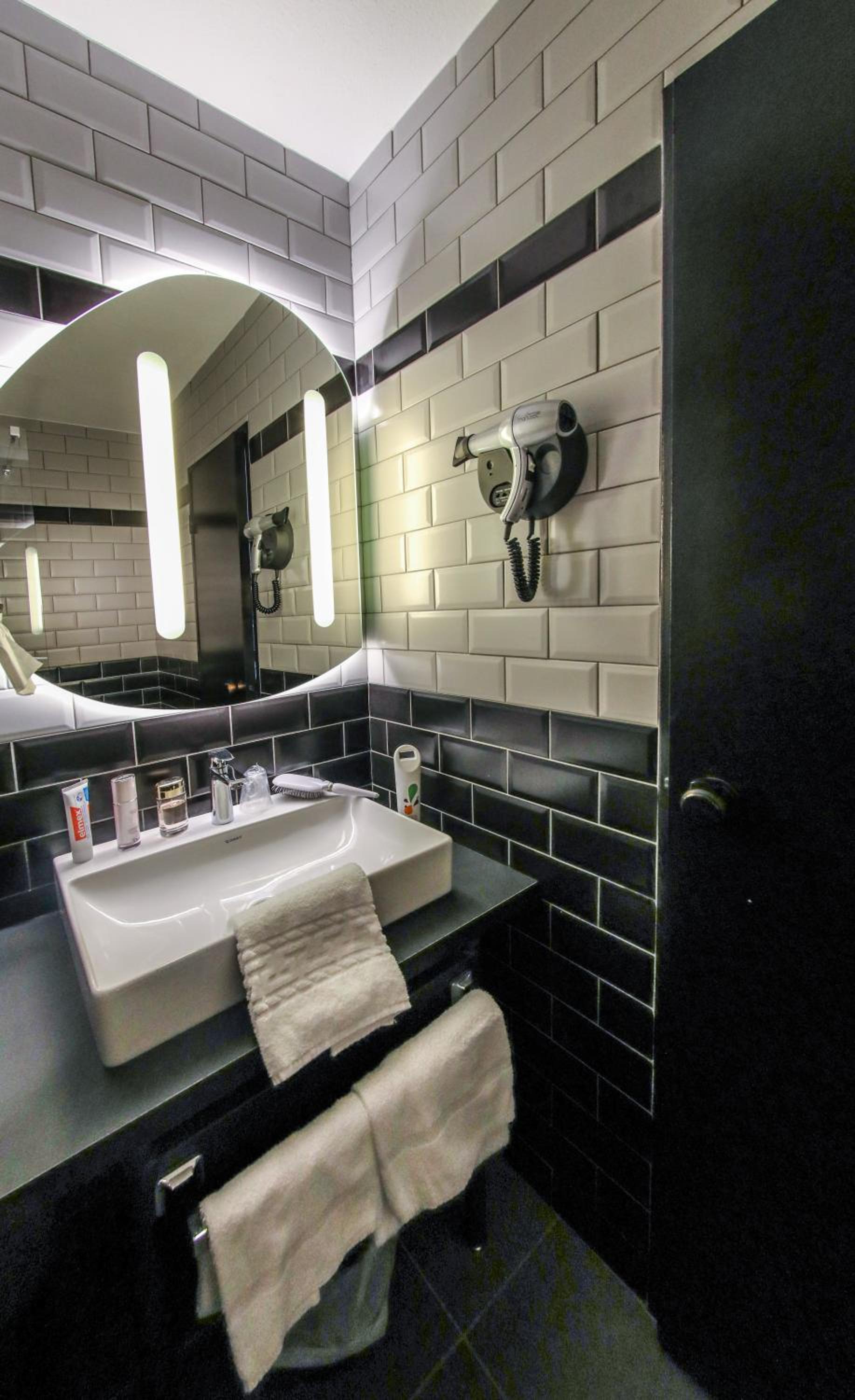 Standard Double Room - Photo 8