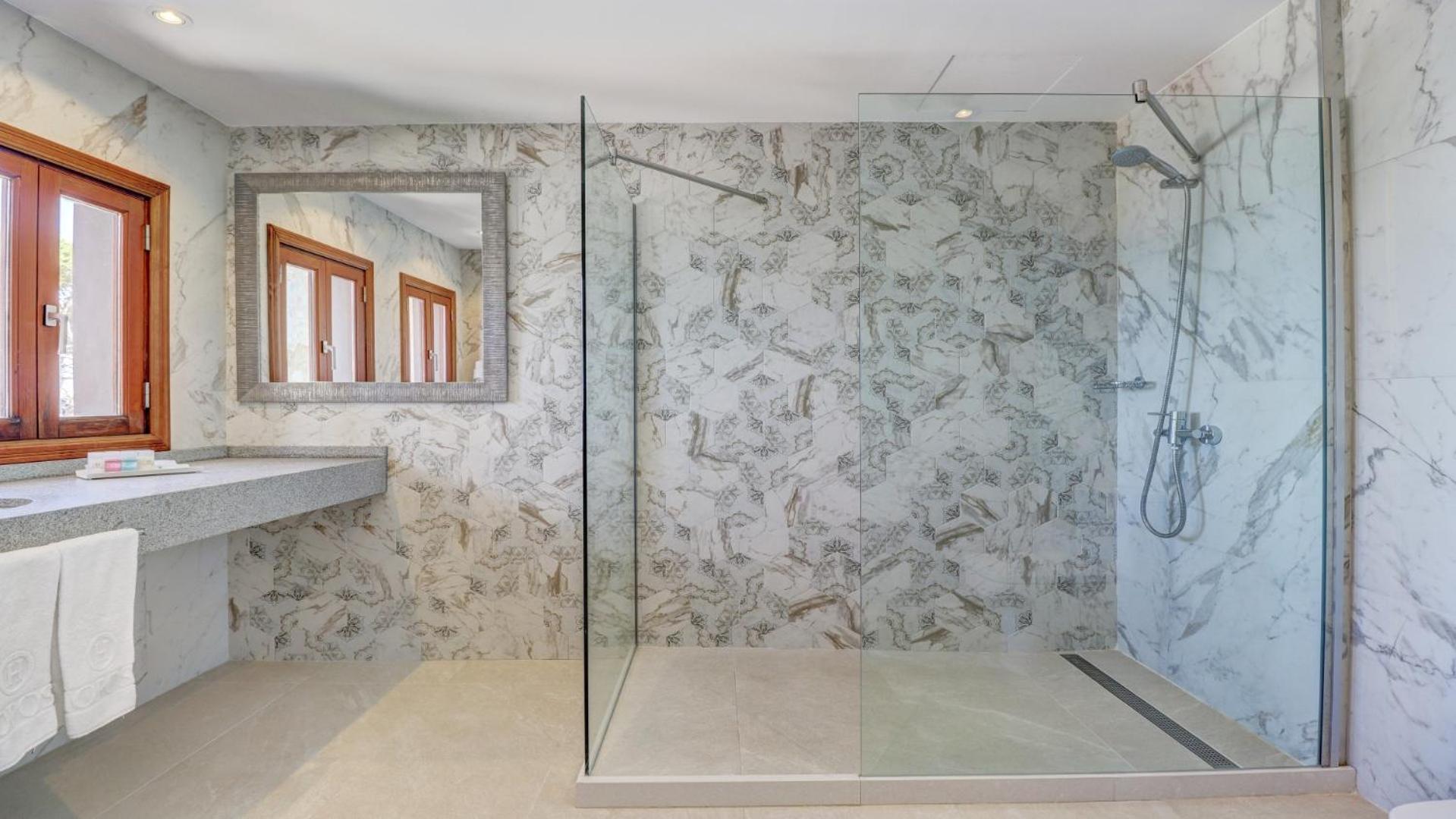 Double or Twin Room with Sea View - Photo 4