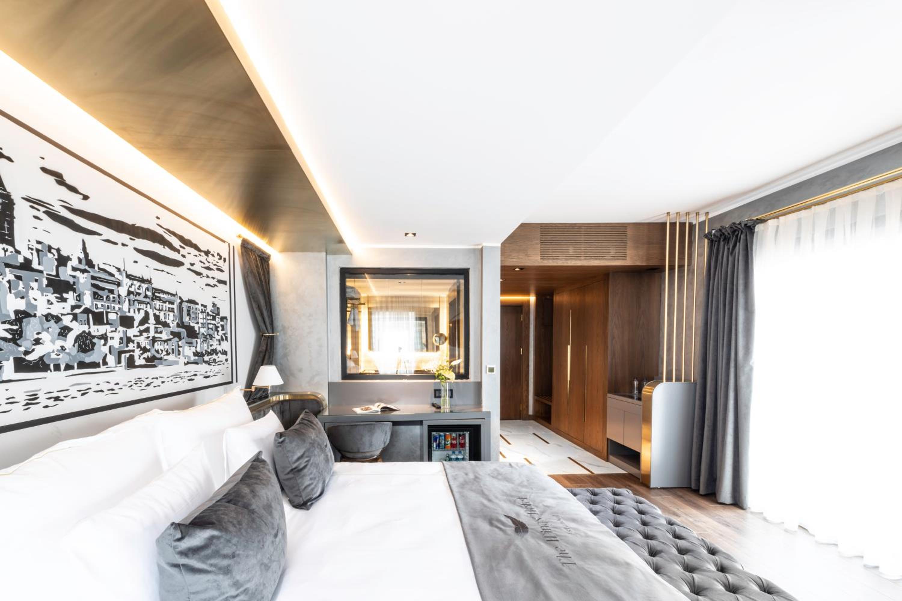 Junior Suite ,1 King Bed, Jetted Tub photo 2