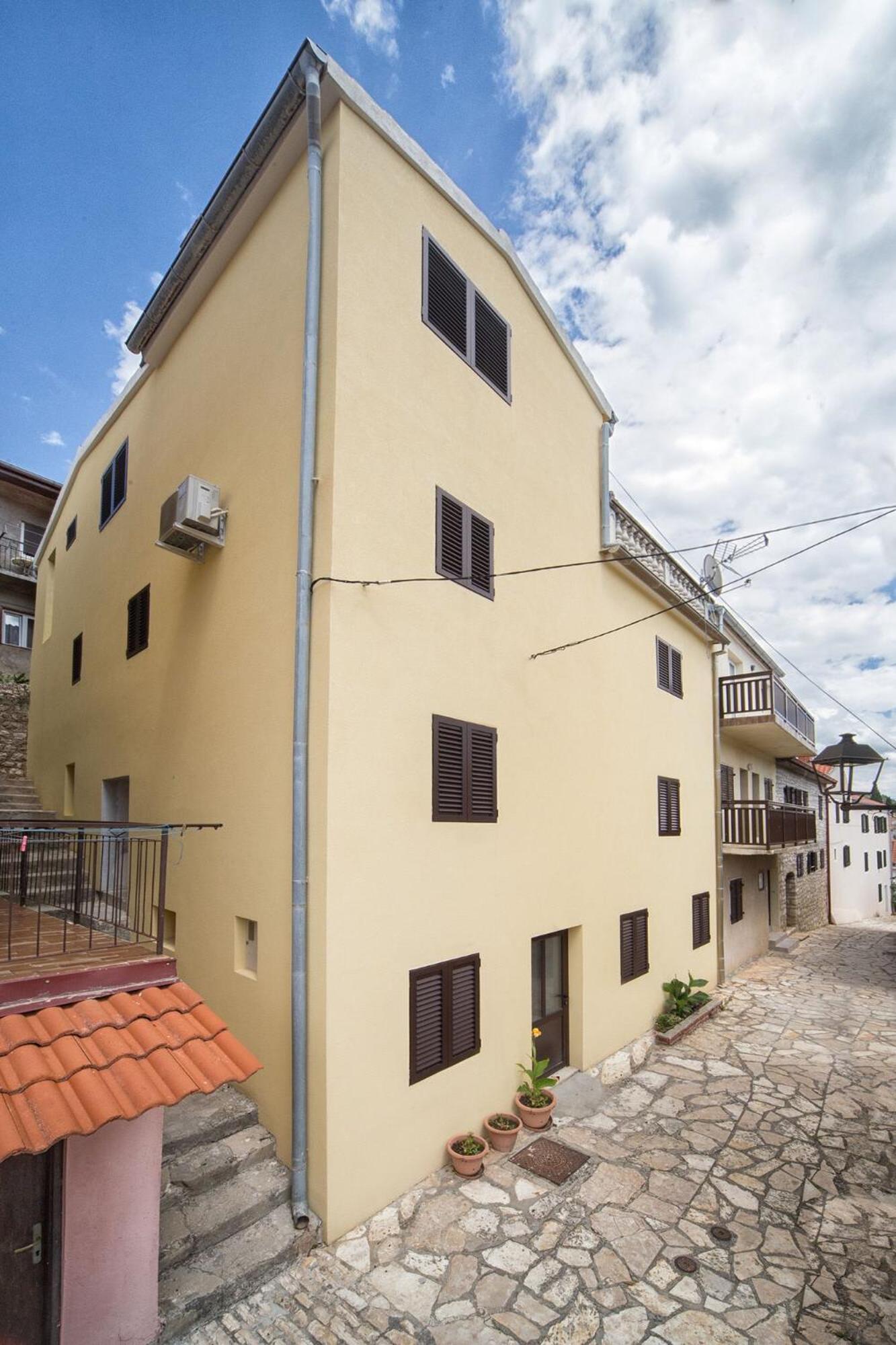 Apartment - Split Level photo 2