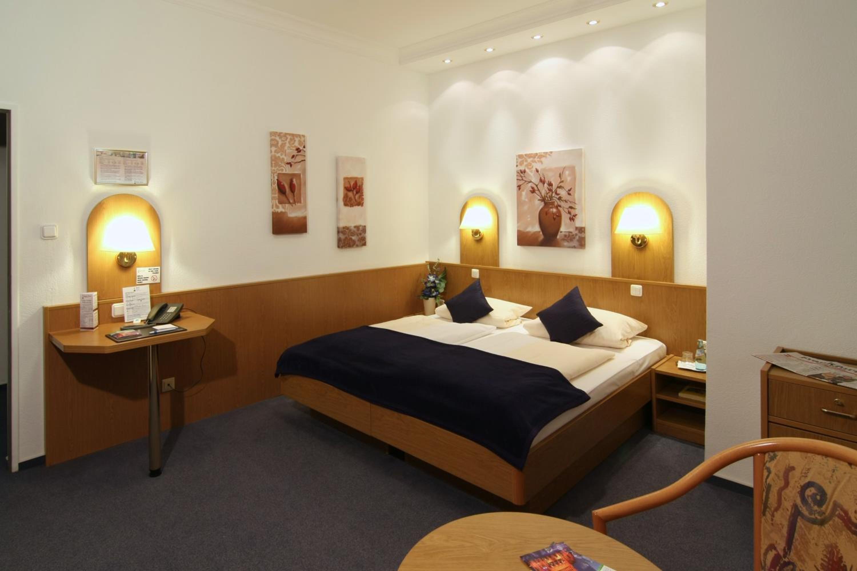Standard Double Room - Photo 8