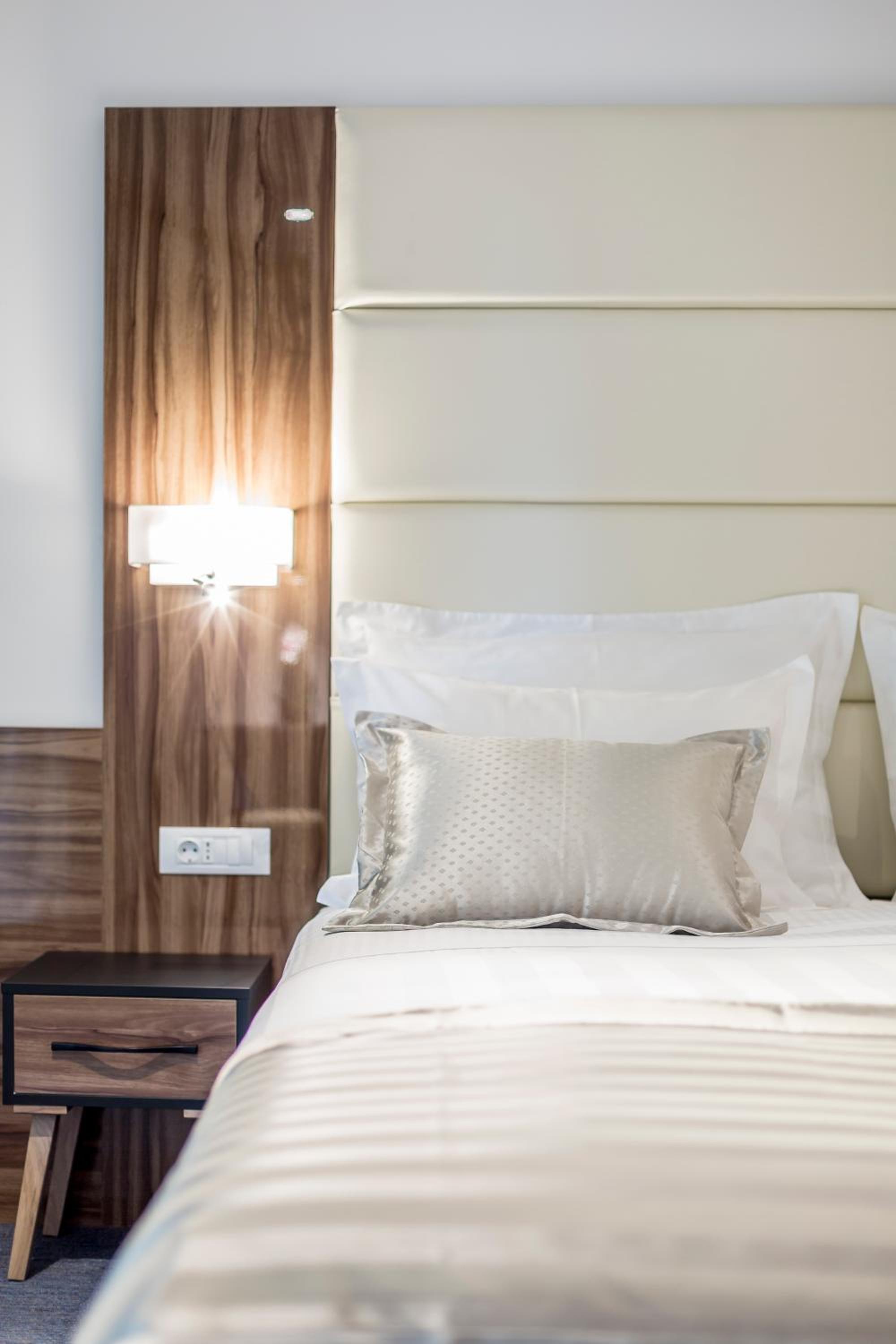 Deluxe King Room - Photo 2