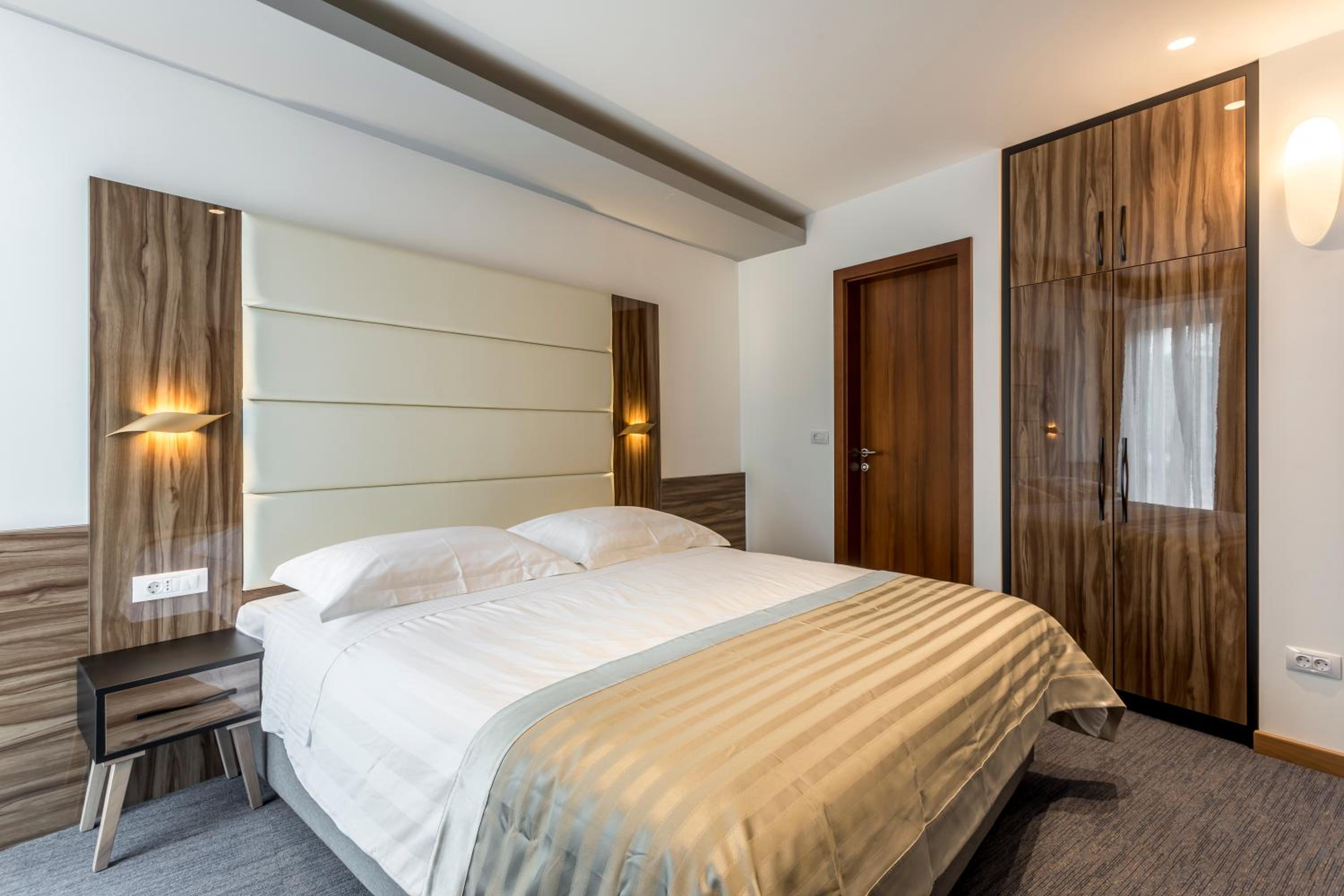 Deluxe King Room - Photo 5