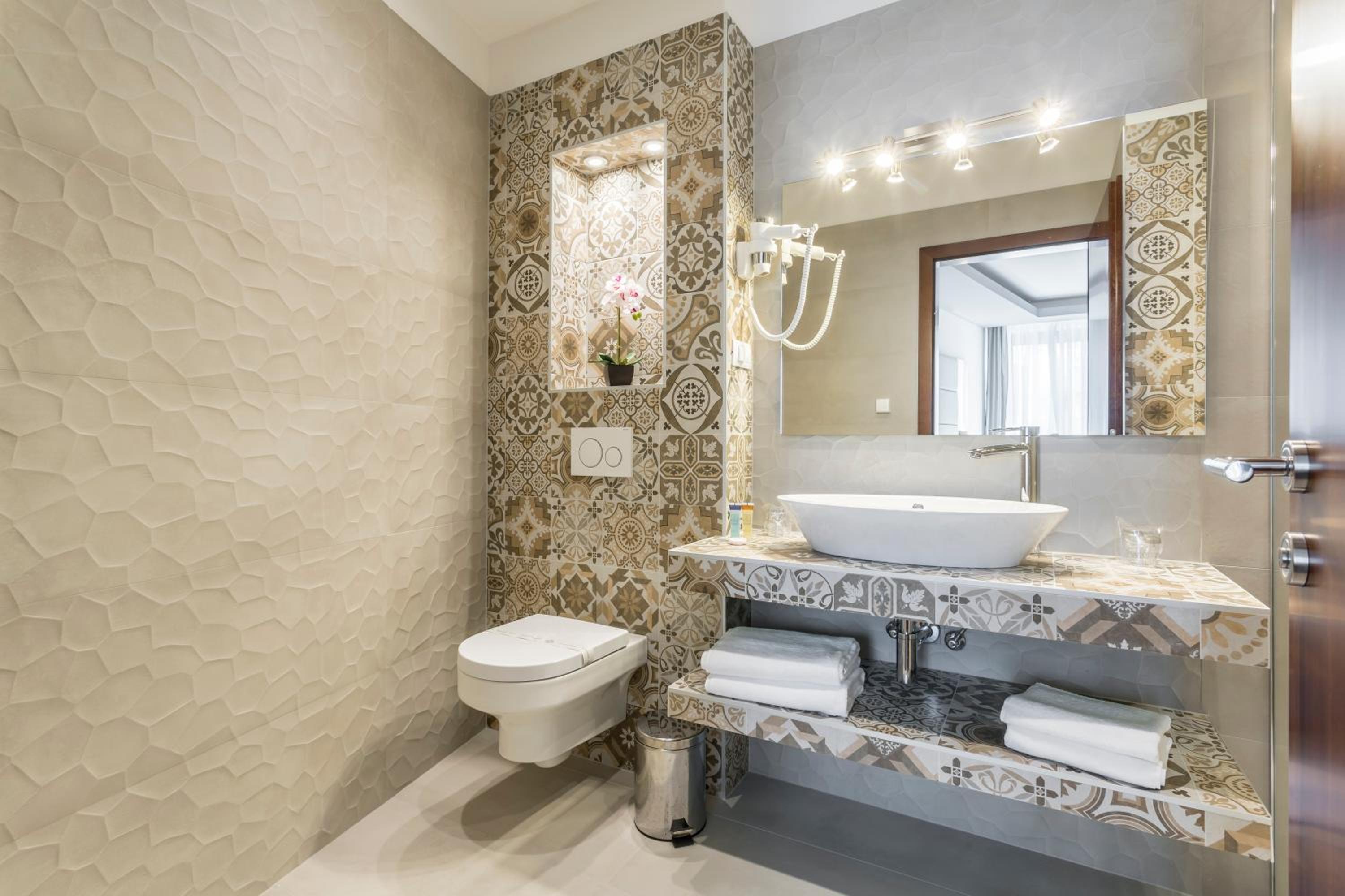 Deluxe King Room - Photo 4