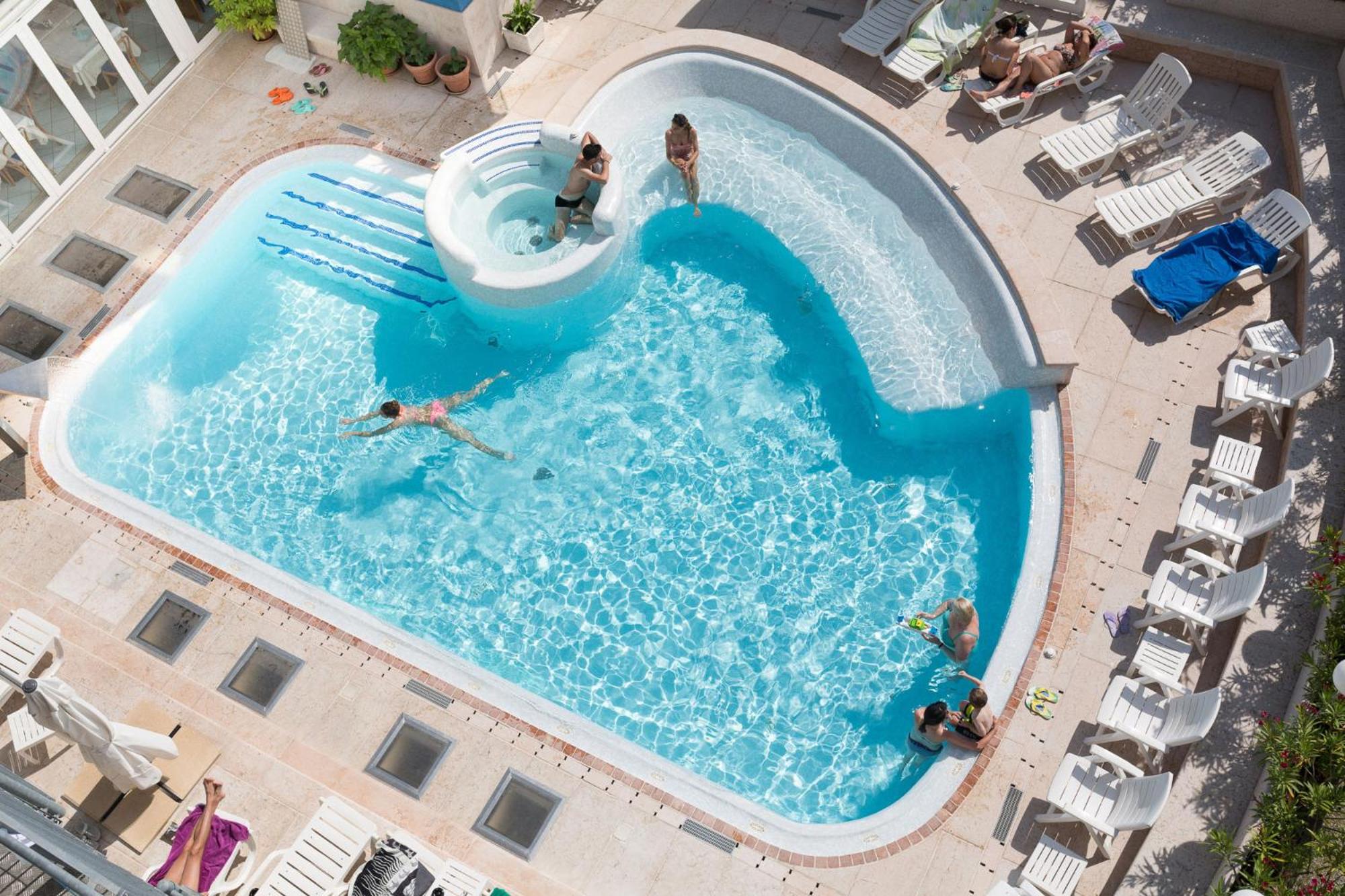 Superior Room with Pool View - Photo 2