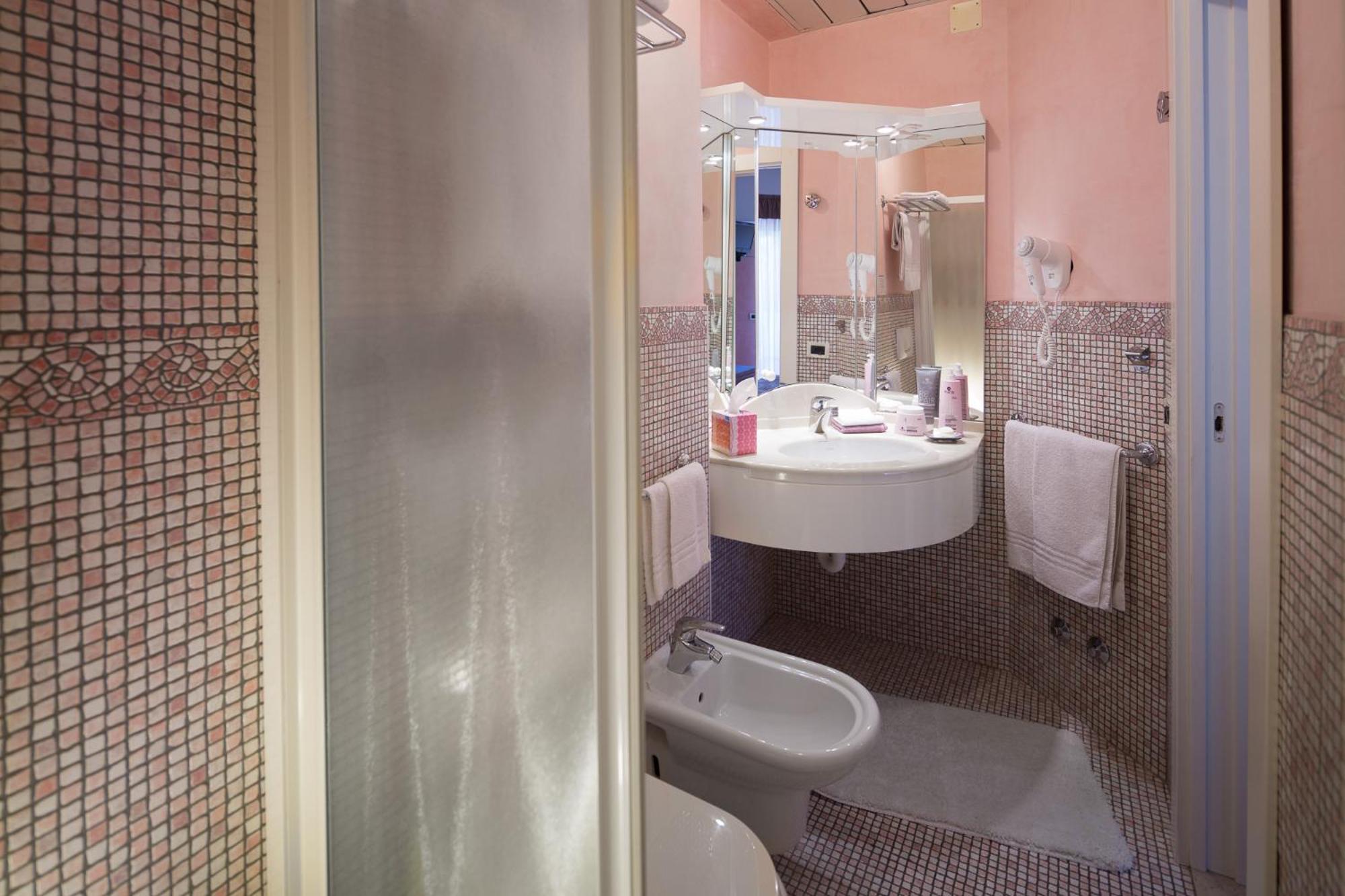 Superior Room with Pool View - Photo 5