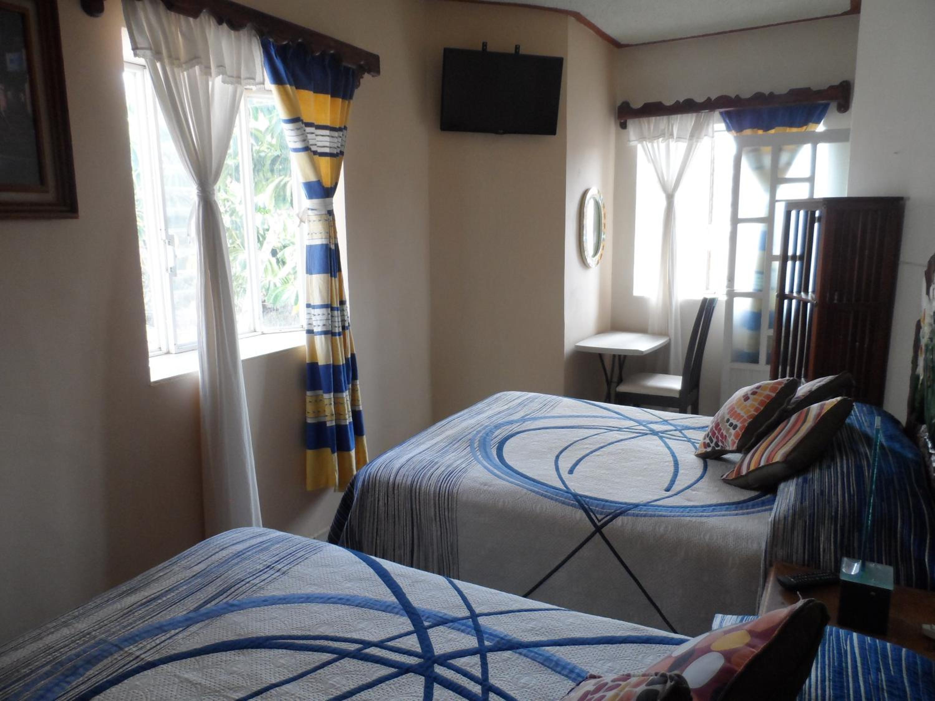 Quadruple Room with Balcony - Photo 6