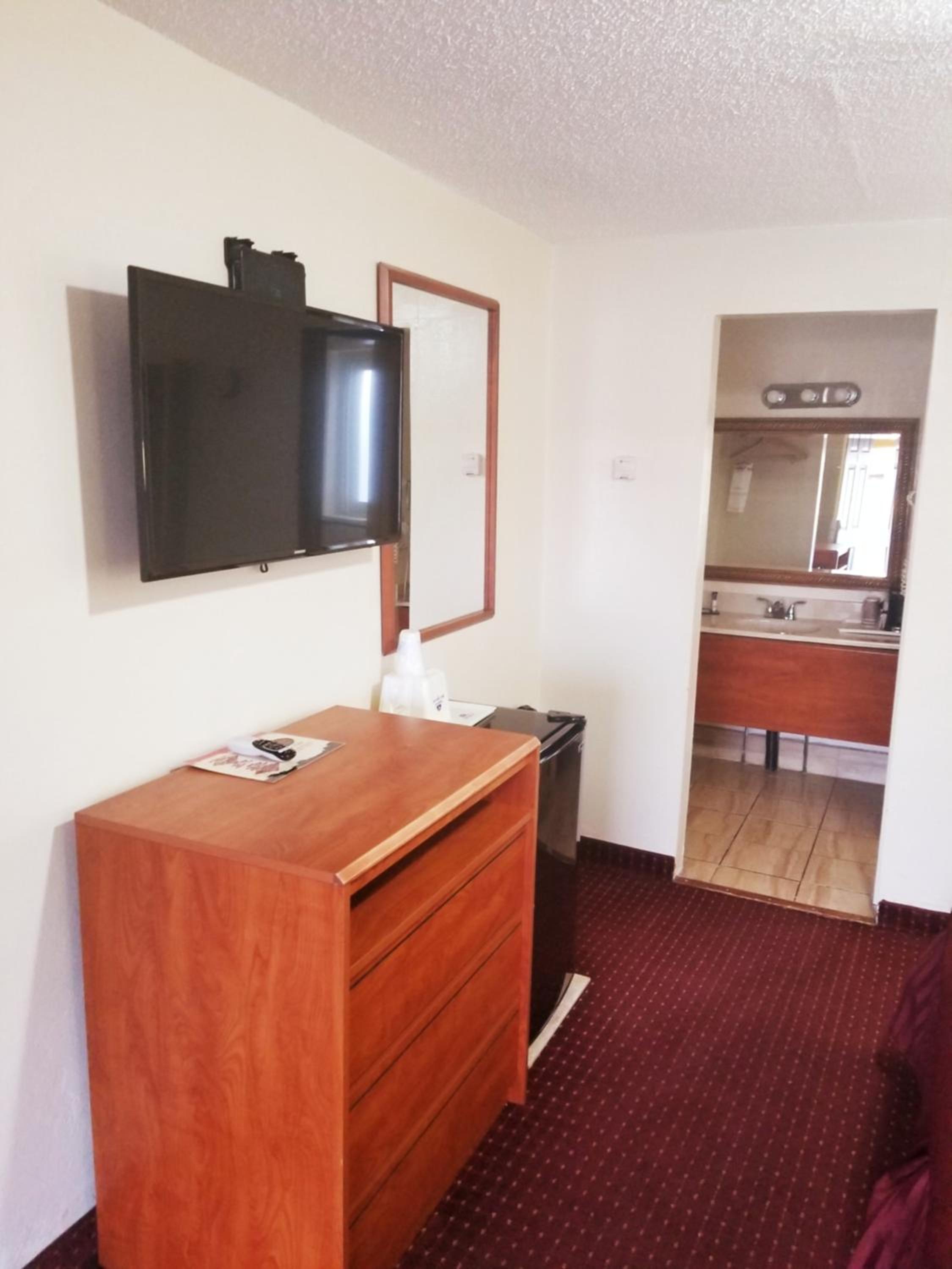 King Room - Non-Smoking - Photo 3