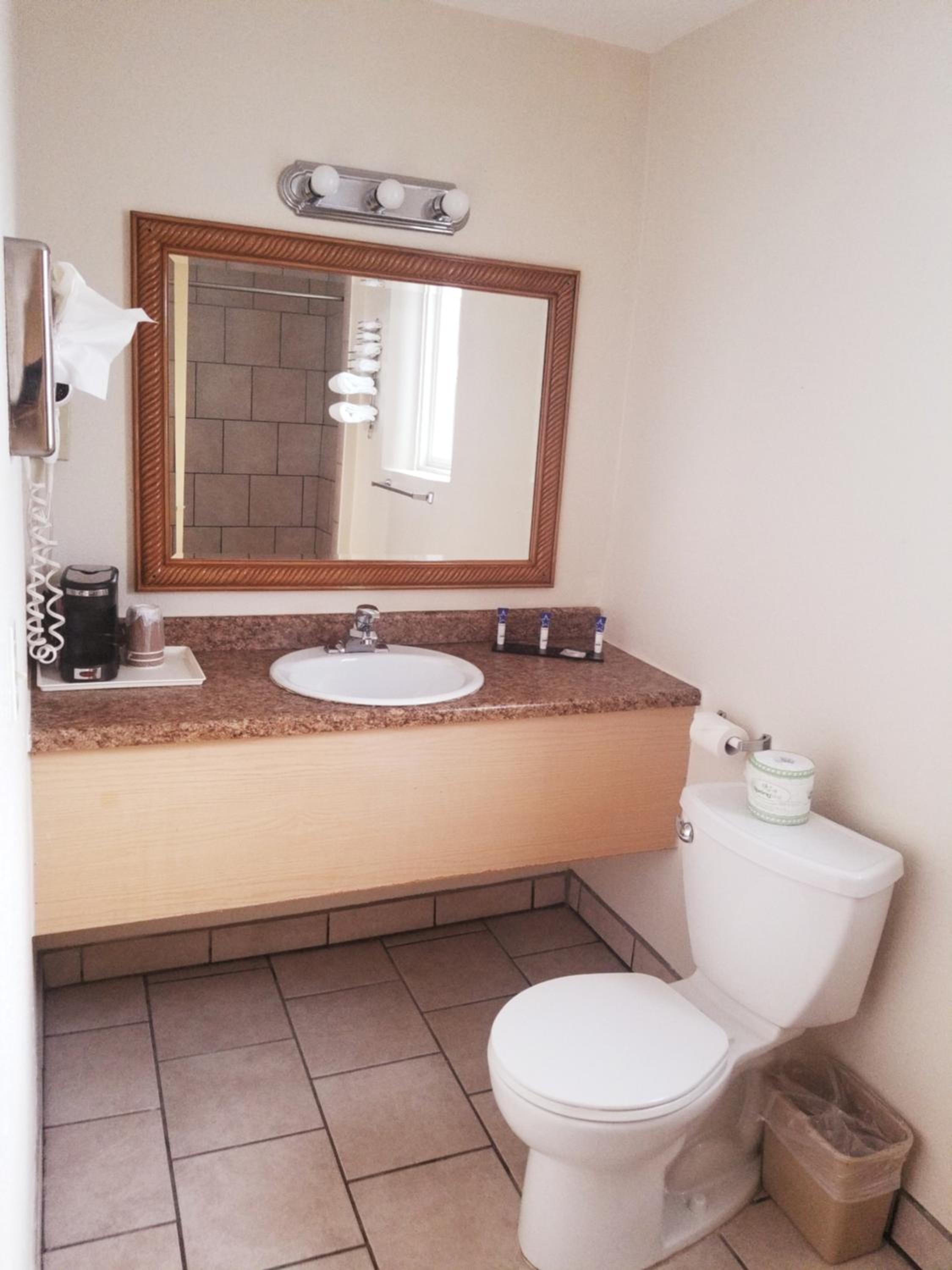King Room - Non-Smoking - Photo 8