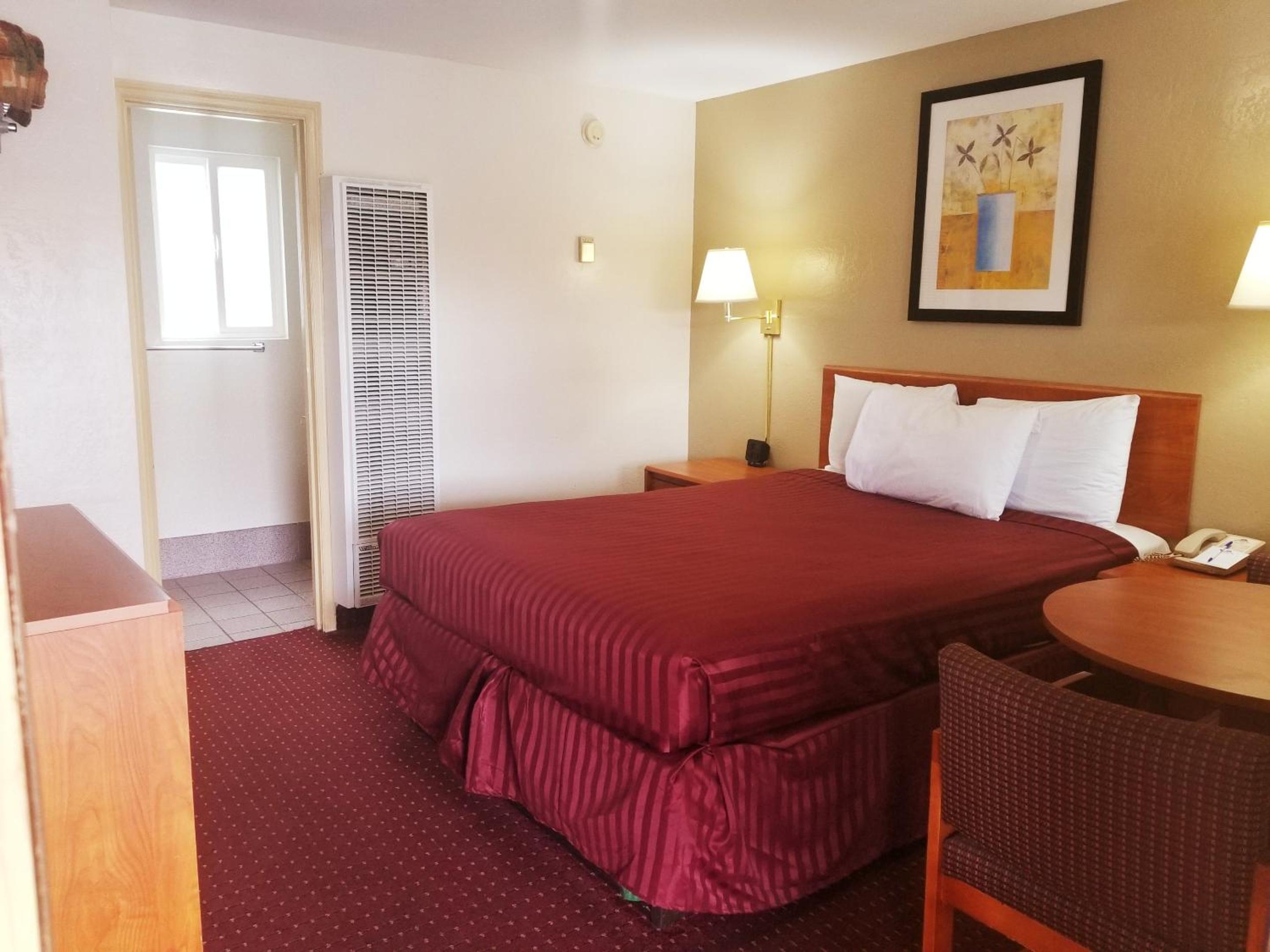 Queen Room - Non-Smoking - Photo 4