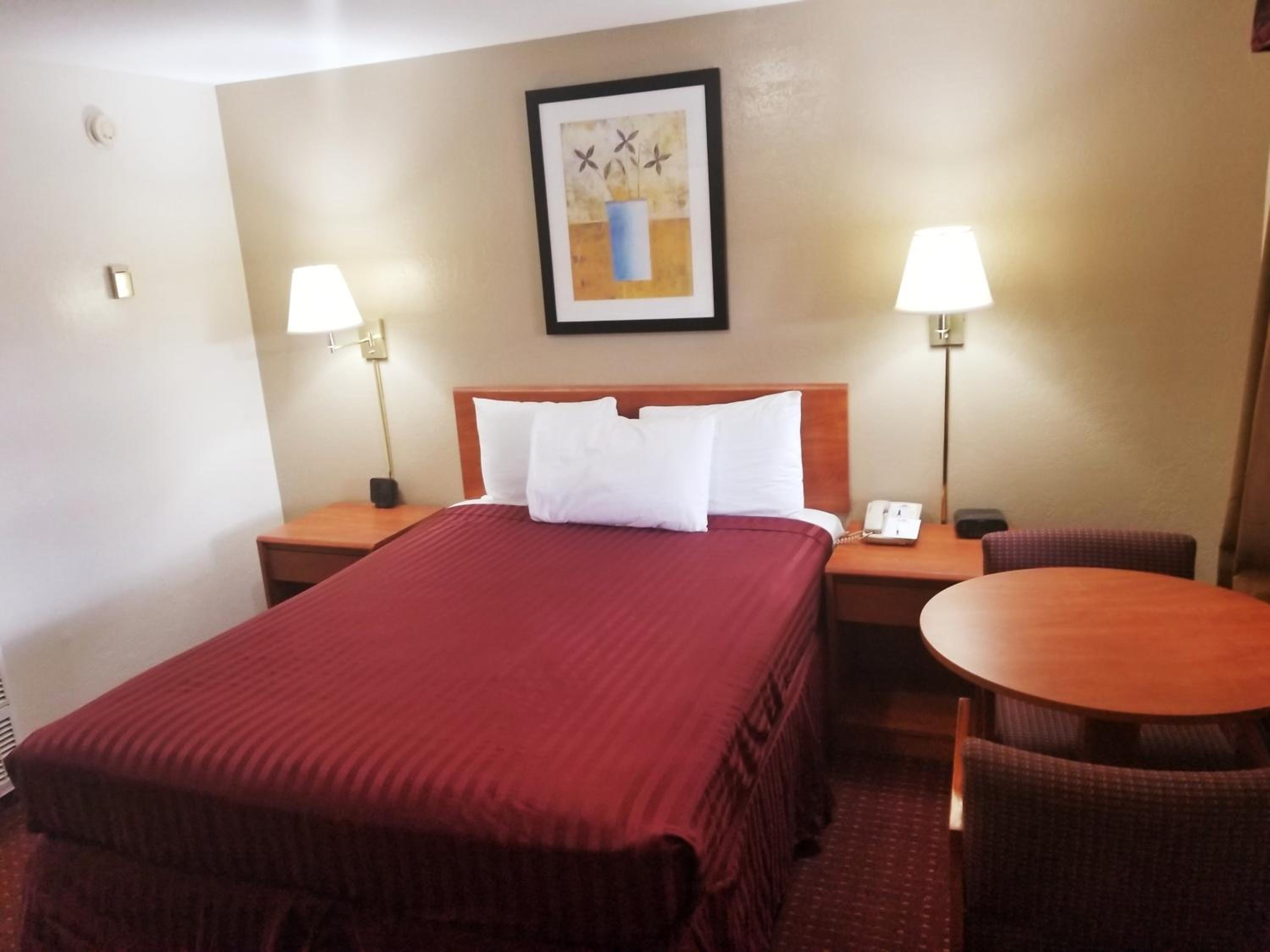 Queen Room - Non-Smoking - Photo 1
