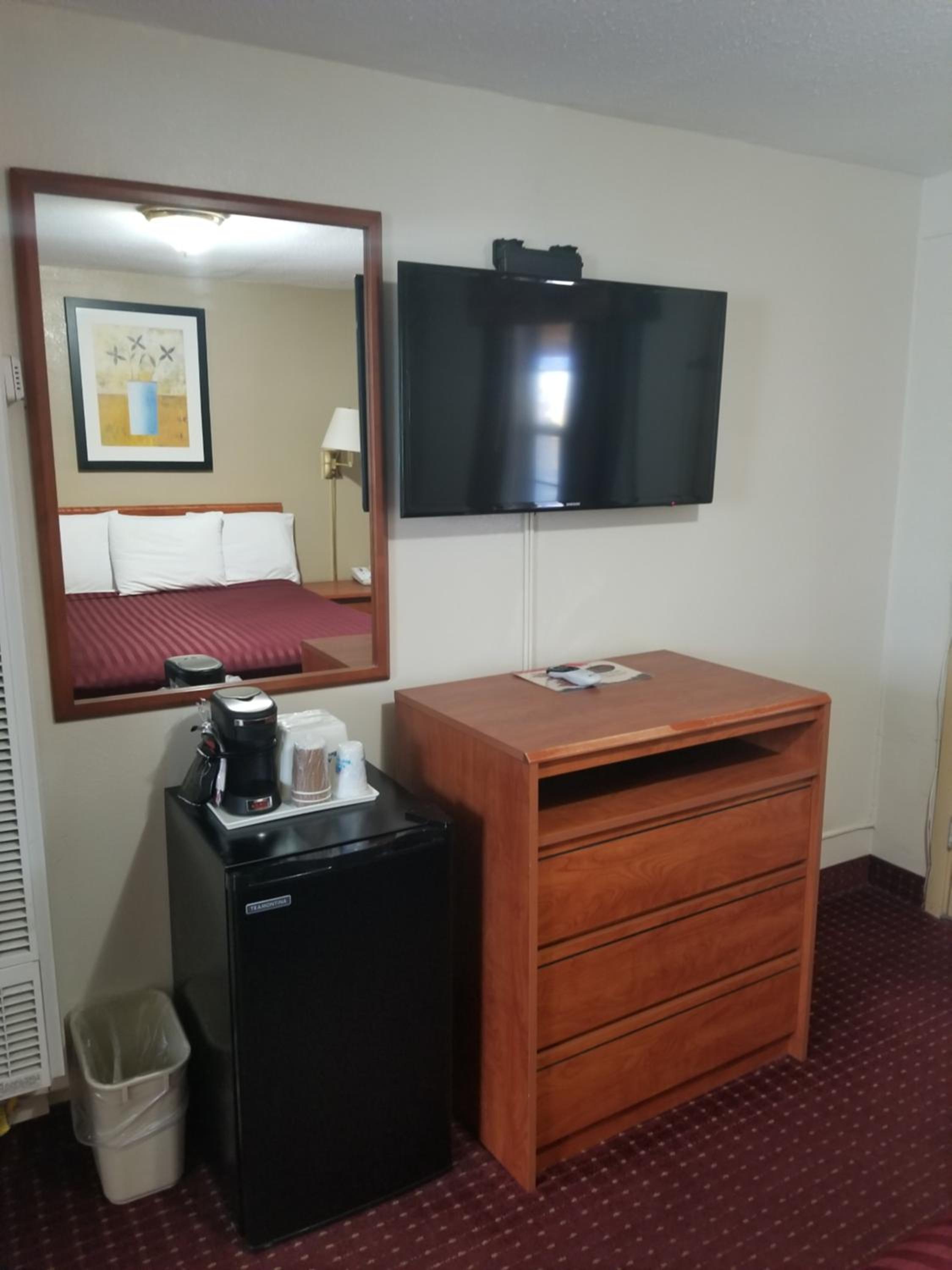 Queen Room - Non-Smoking - Photo 5