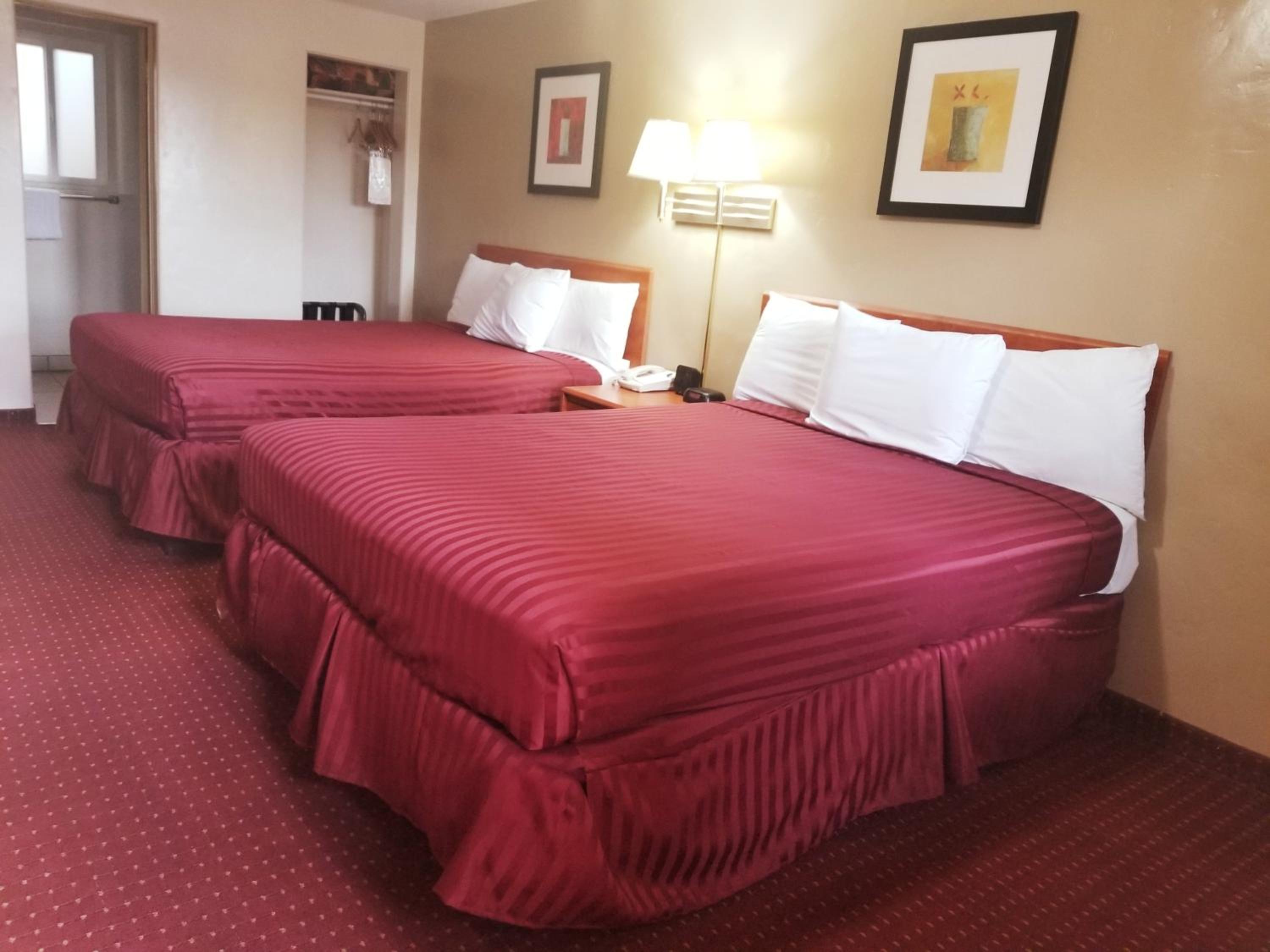 Queen Room with Two Queen Beds - Non-Smoking - Photo 2