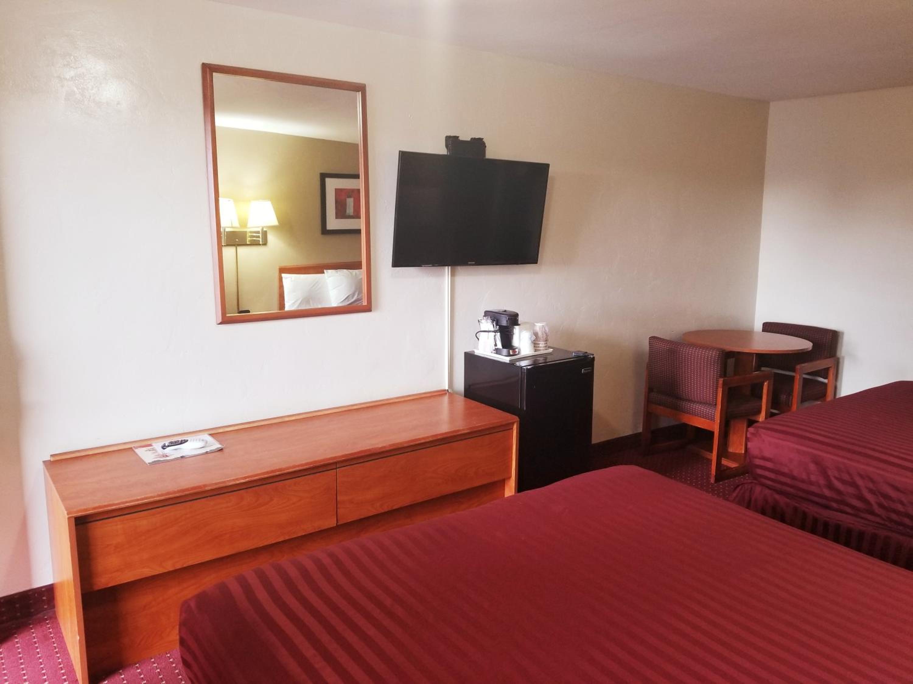 Queen Room with Two Queen Beds - Non-Smoking - Photo 3