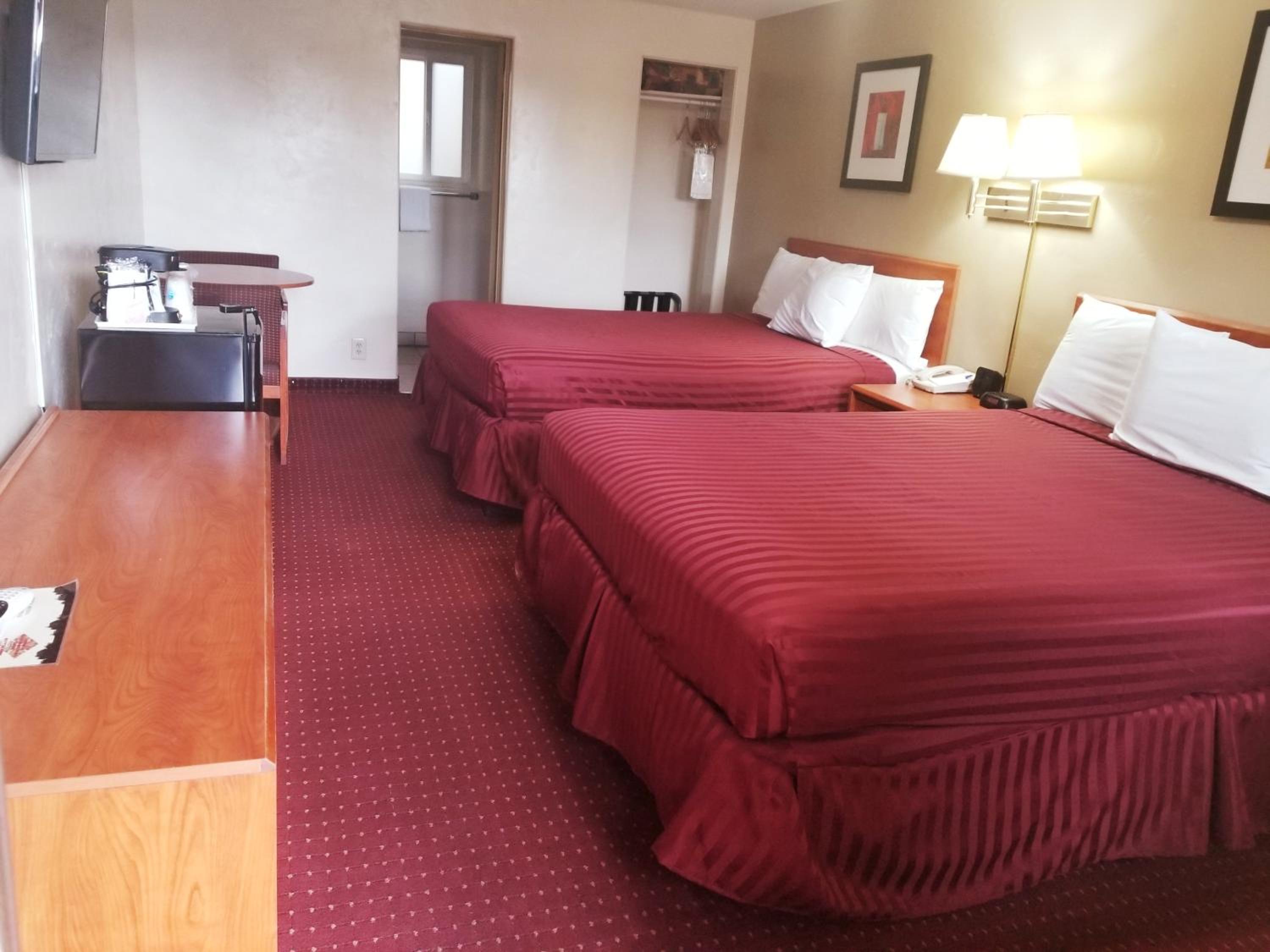 Queen Room with Two Queen Beds - Non-Smoking - Photo 4
