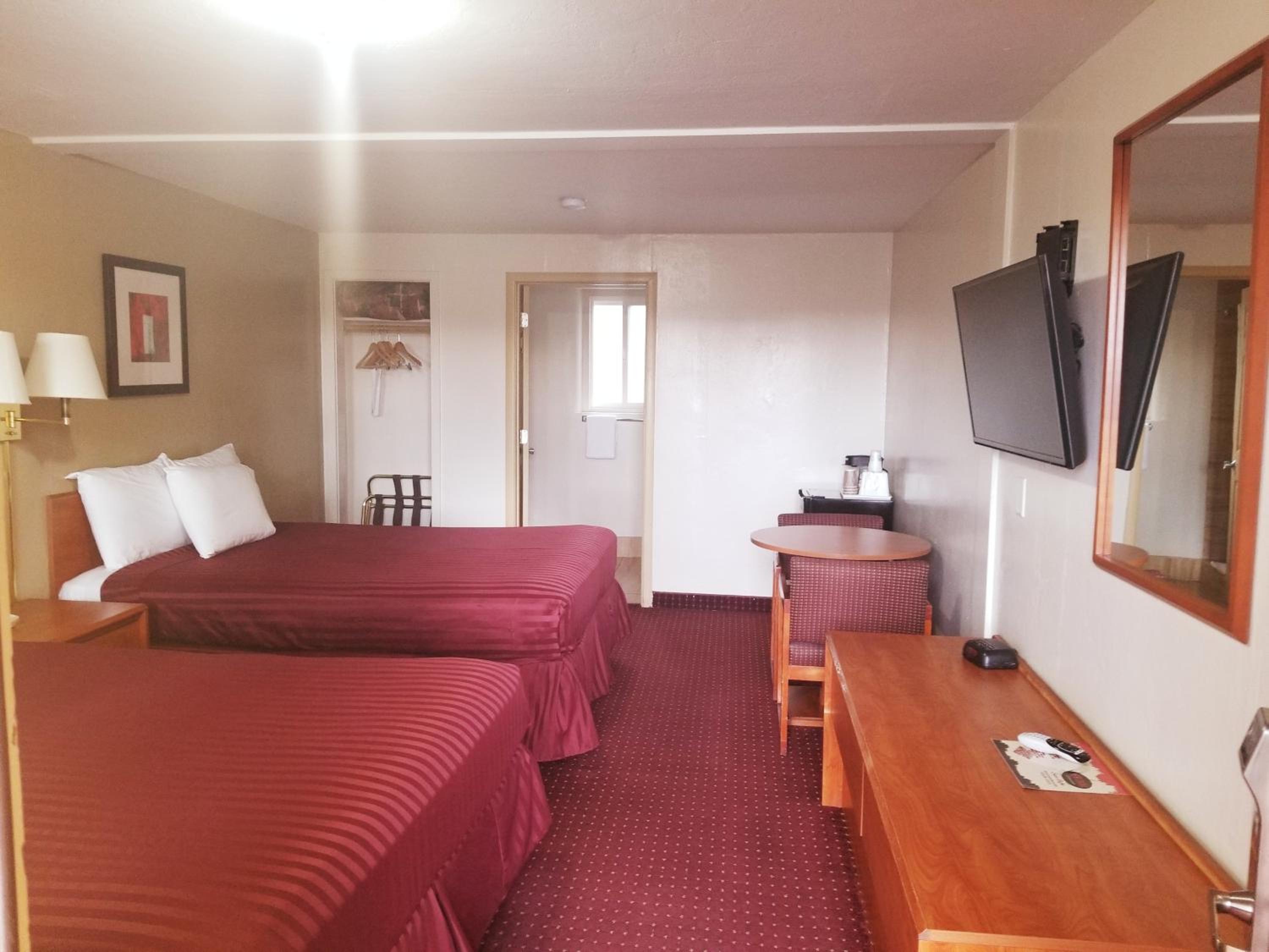 Queen Room with Two Queen Beds - Non-Smoking - Photo 5