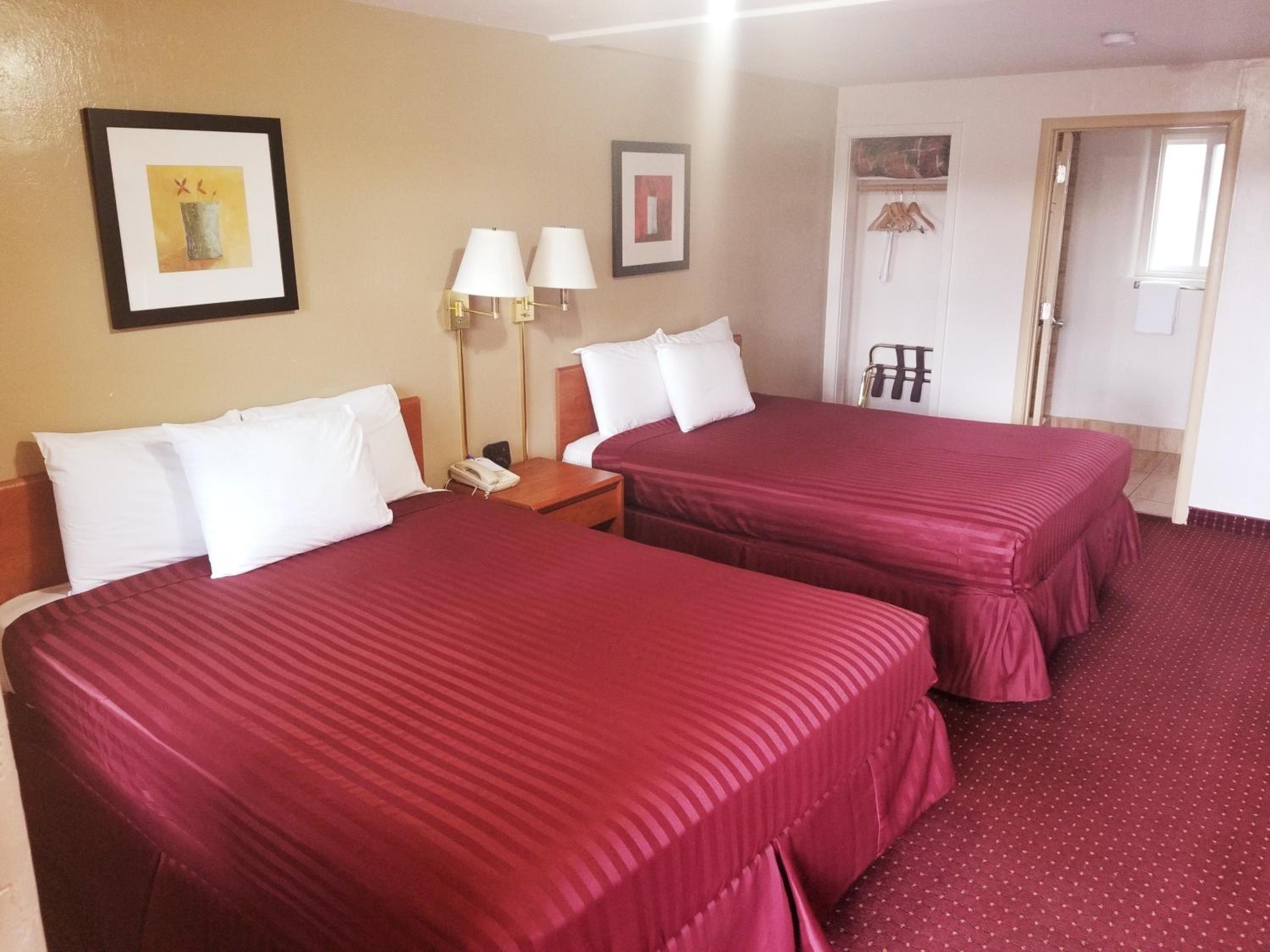 Queen Room with Two Queen Beds - Non-Smoking - Photo 1