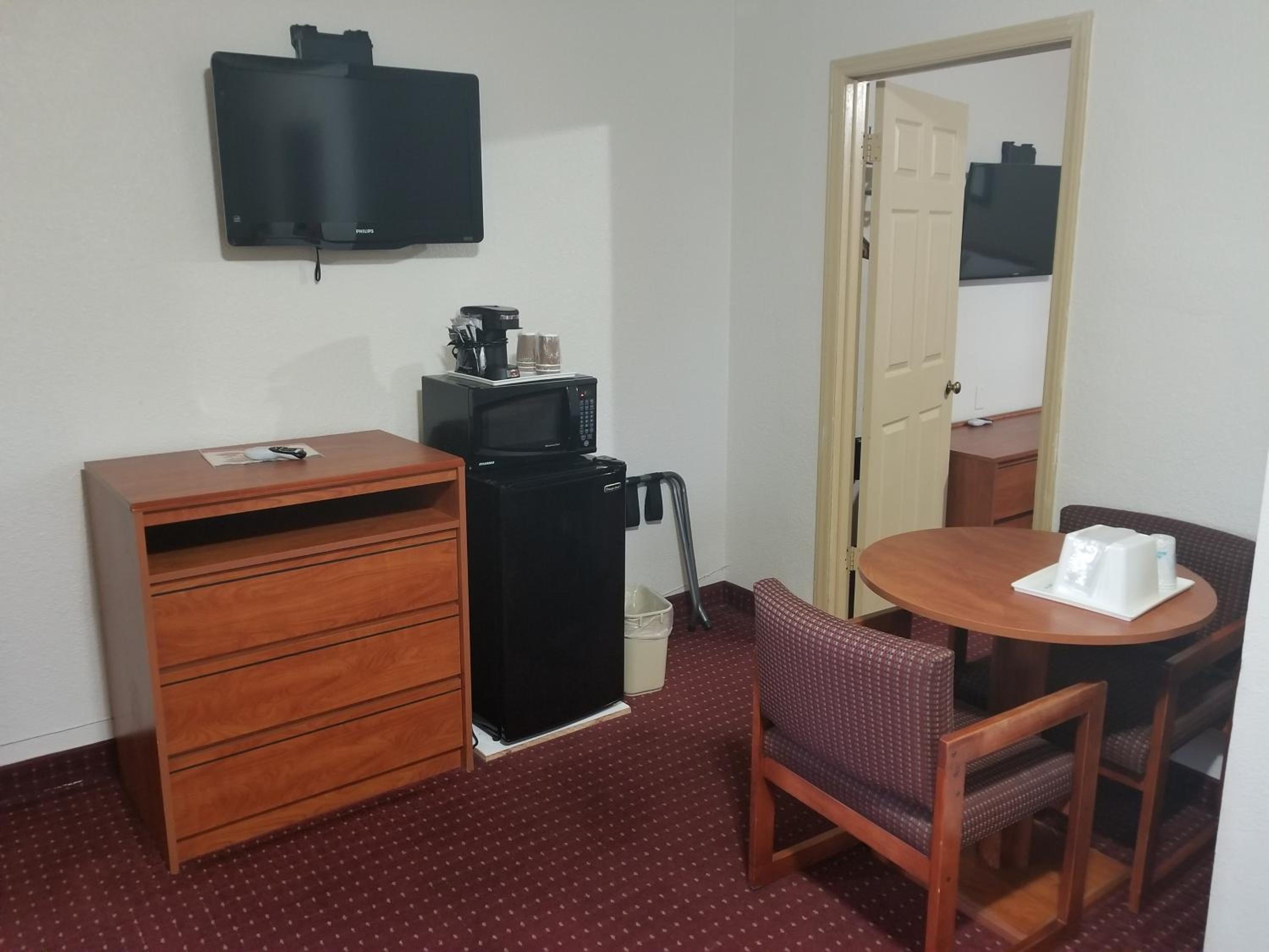 Three Queen Bed Suite - Non Smoking - Photo 2