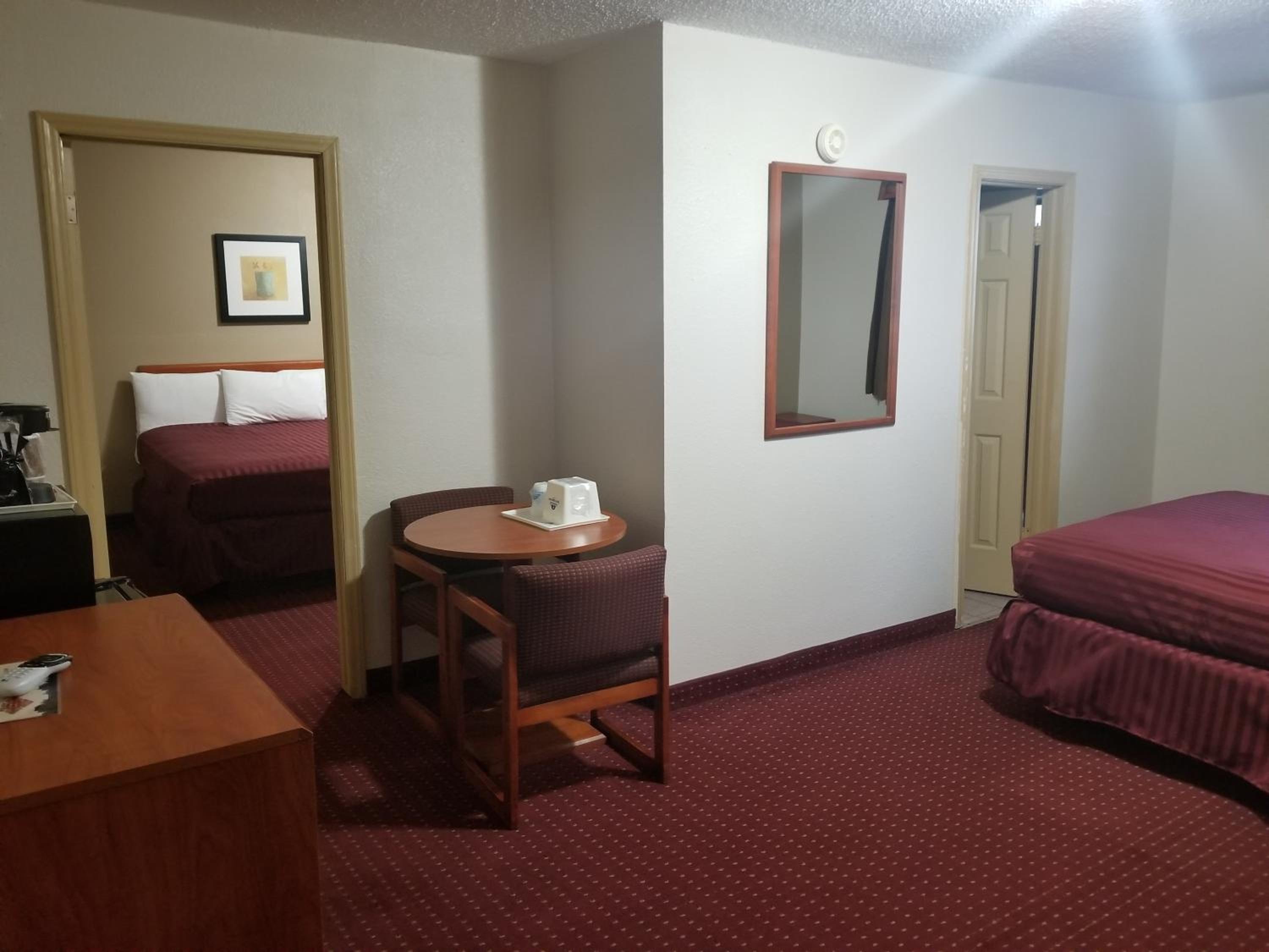 Three Queen Bed Suite - Non Smoking - Photo 1