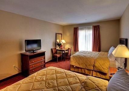 Queen Room with Two Queen Beds - Non-Smoking - Photo 4