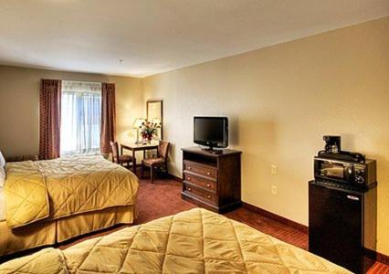 Queen Room with Two Queen Beds - Non-Smoking - Photo 3