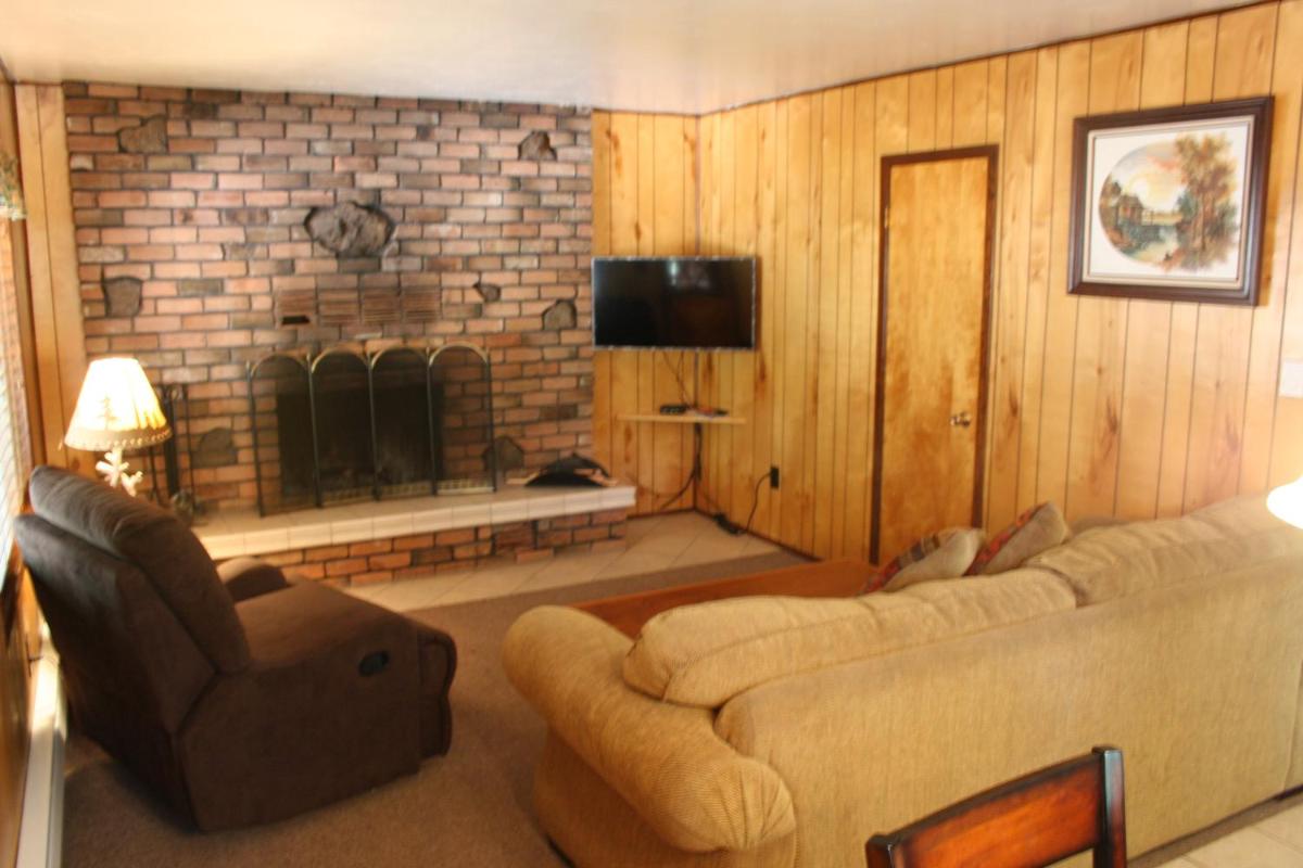 One-Bedroom Cabin photo 3