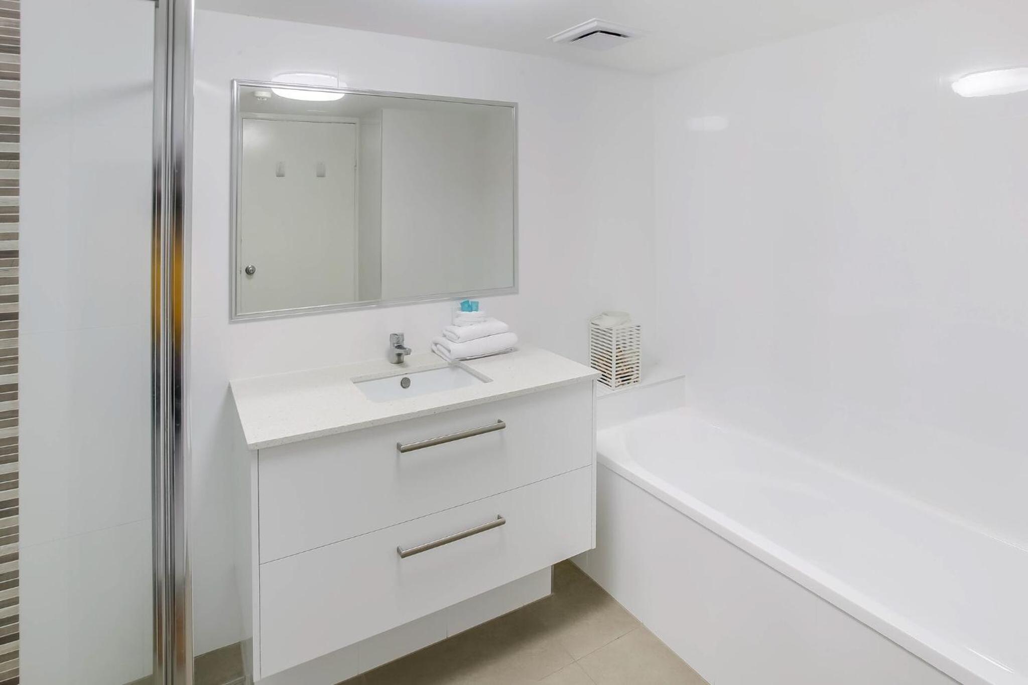 2 Bedroom Superior Ocean View, Tower I - Photo 13