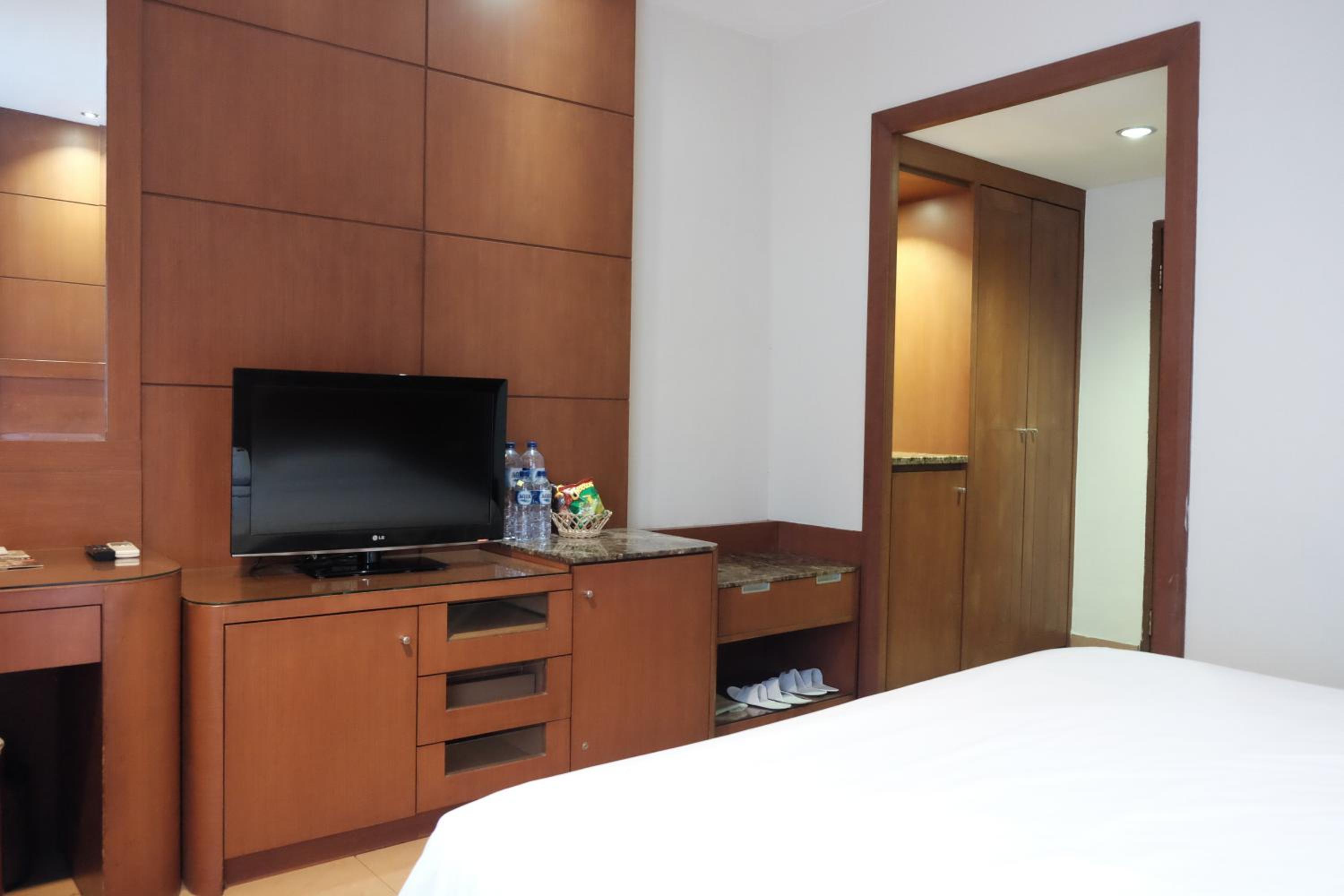 Deluxe Smoking Room photo 3