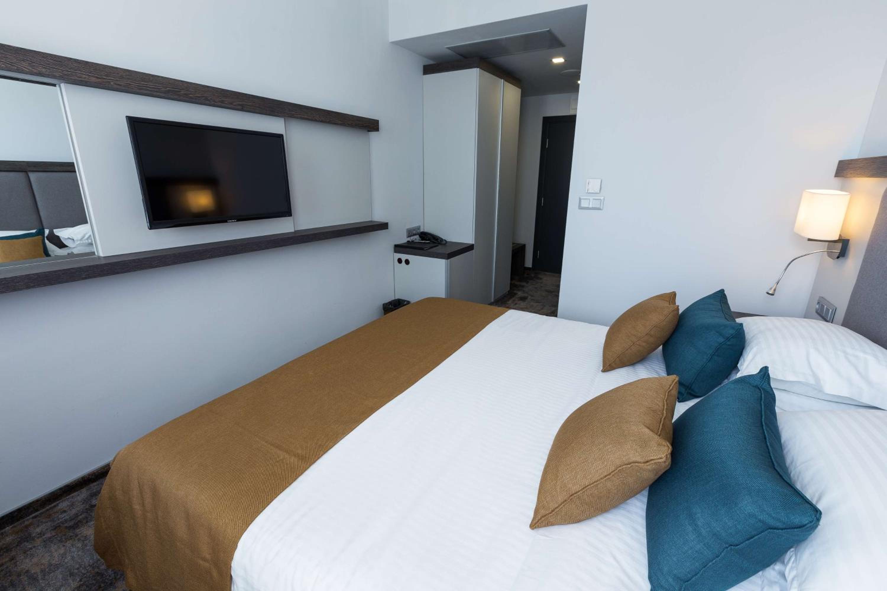 Standard King Room with Pool View - No Balcony photo 1