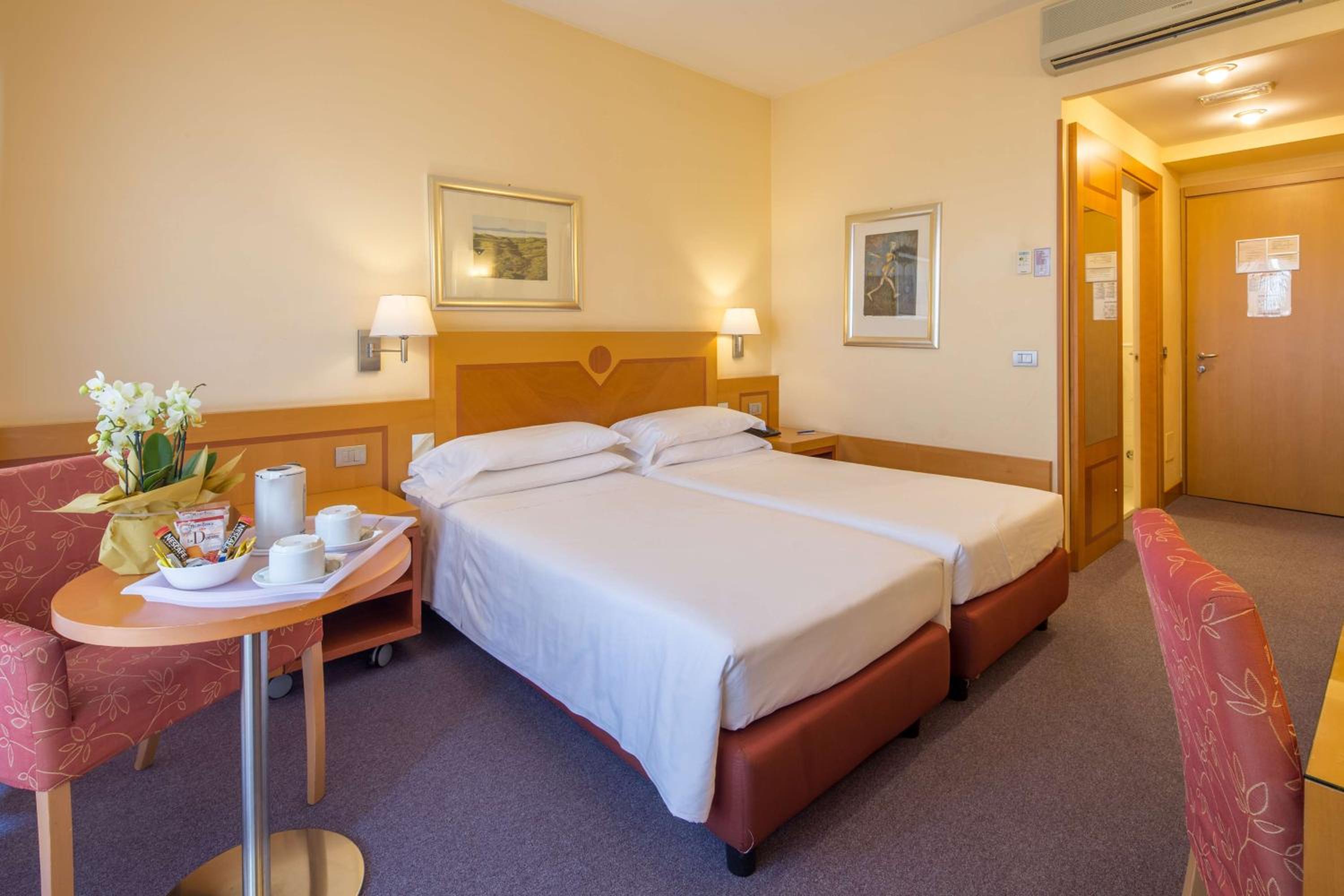 Twin Room with Balcony - Photo 5