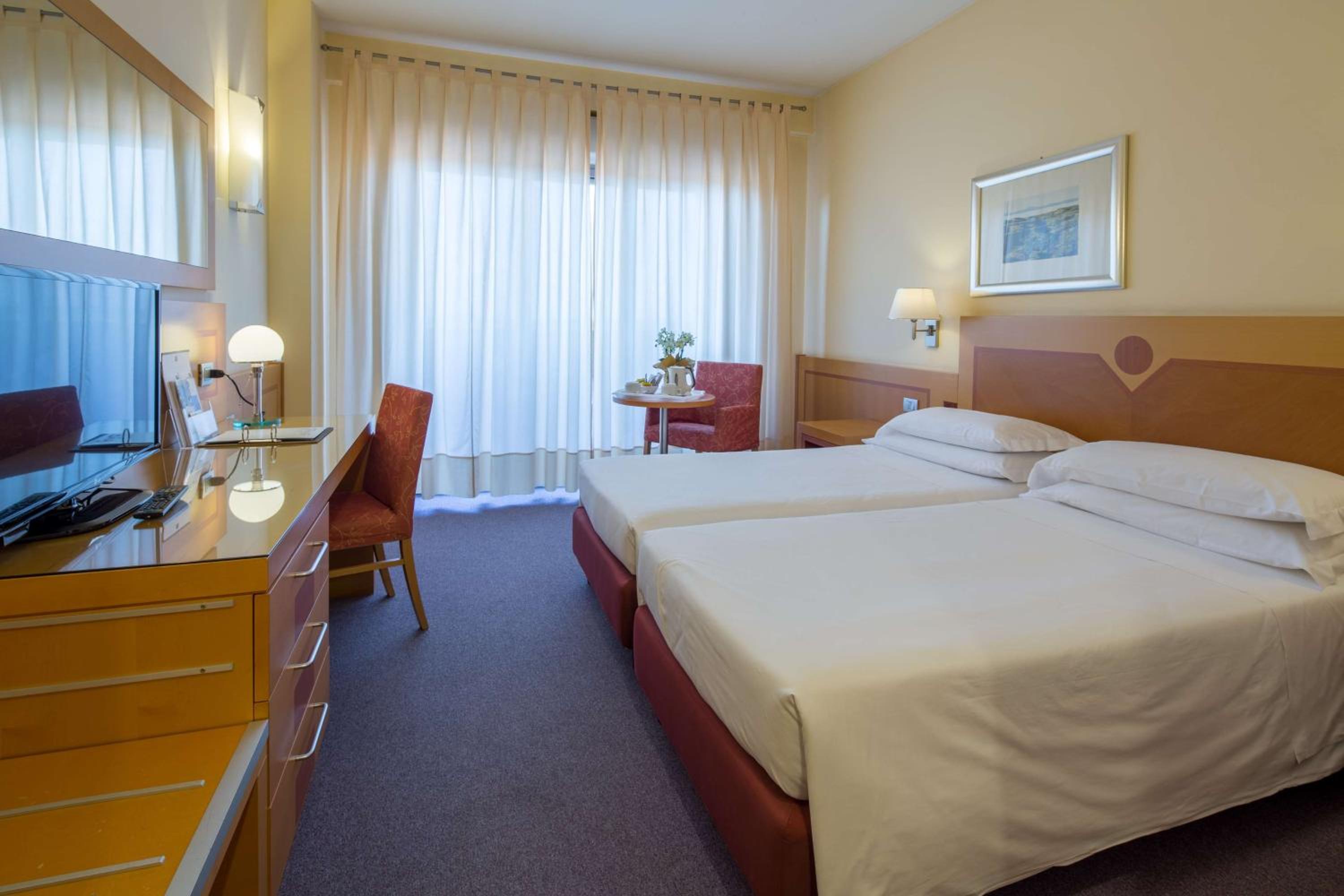 Twin Room with Balcony - Photo 2