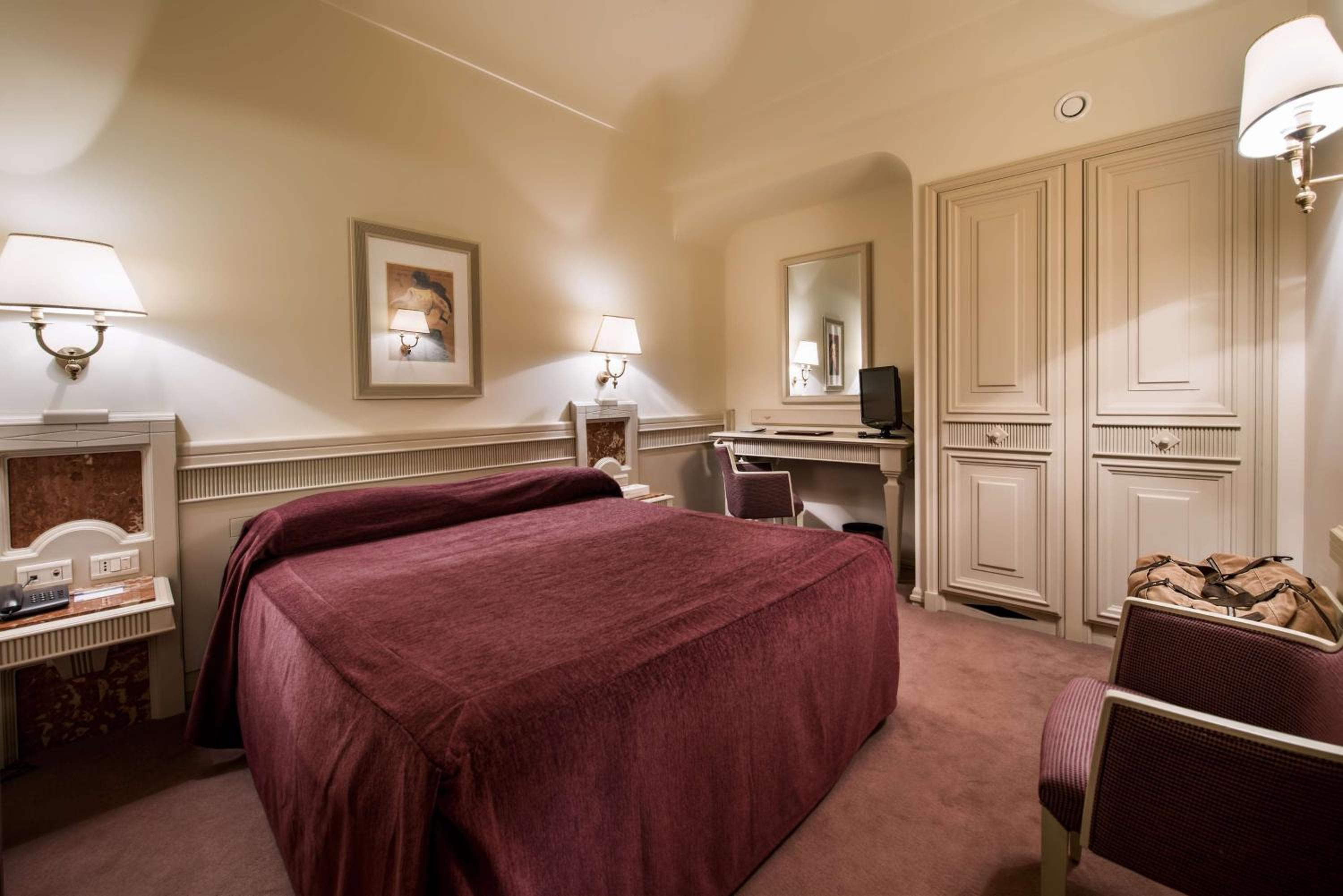 Standard King Room - Non-Smoking  - Photo 2