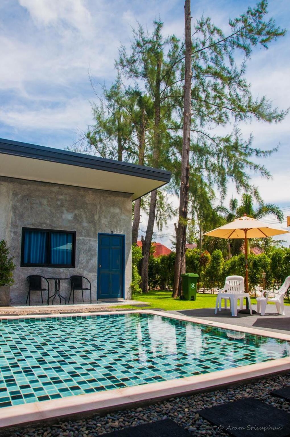 King Room with Pool View - Photo 18