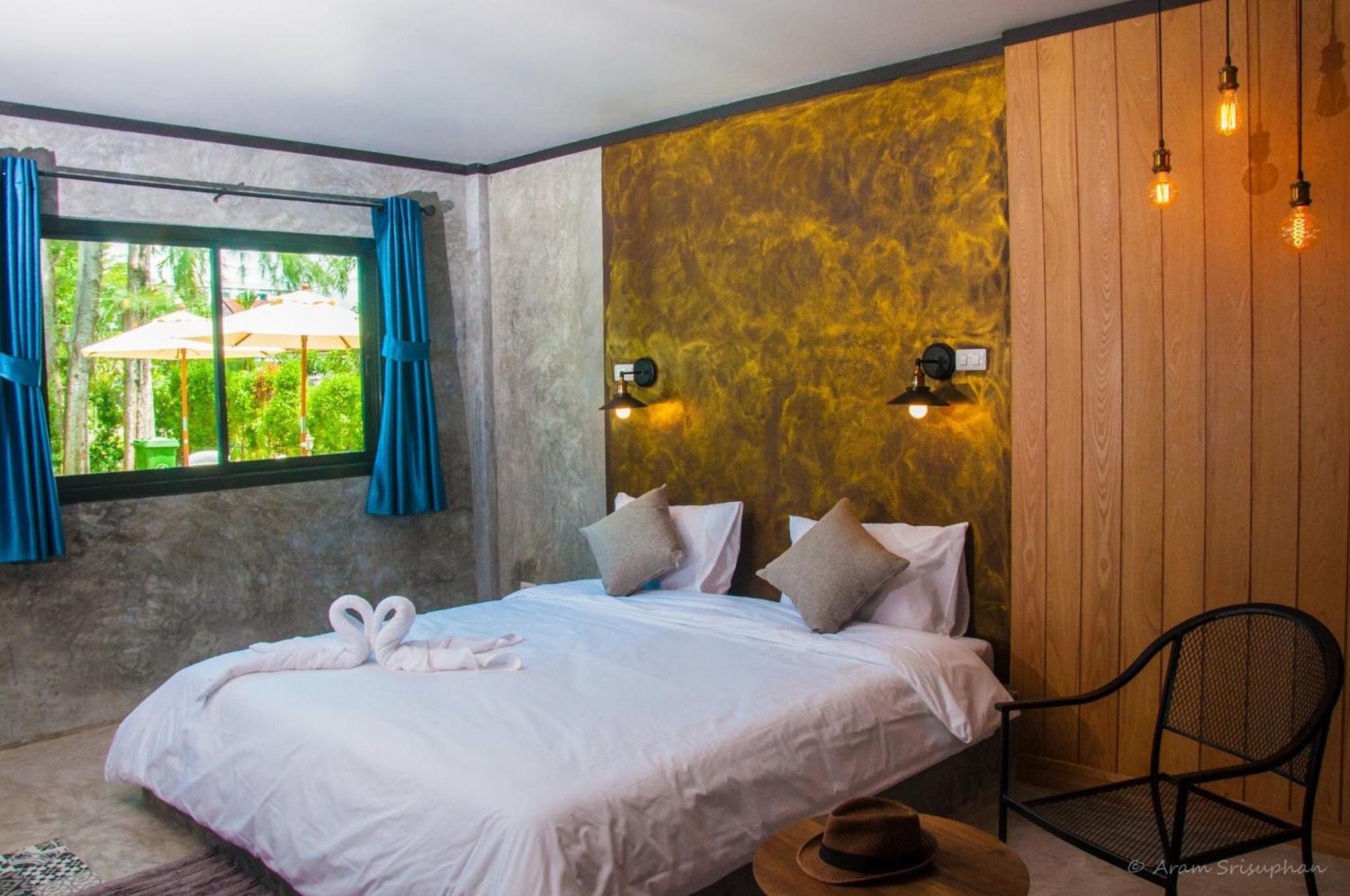 King Room with Pool View - Photo 19