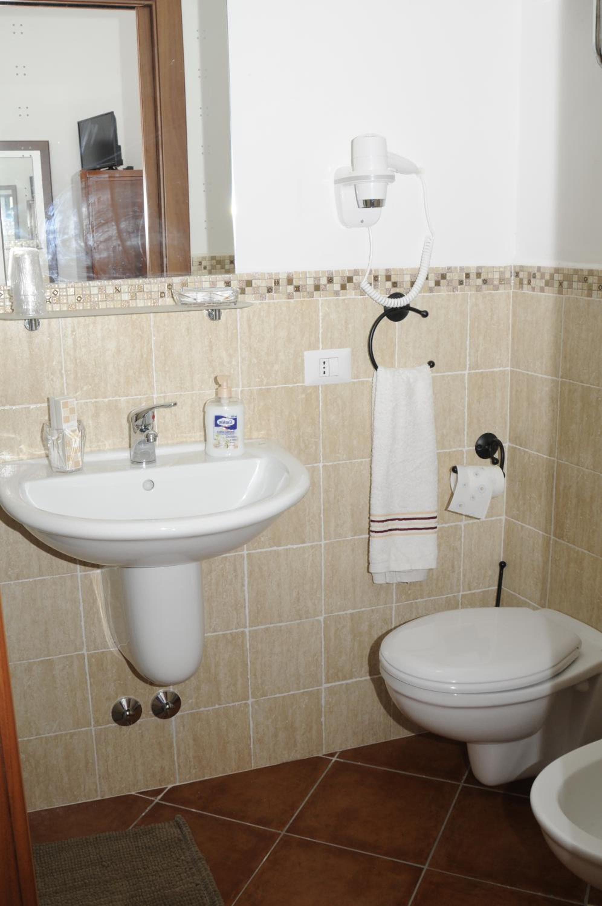 Double Room with Private Bathroom photo 3