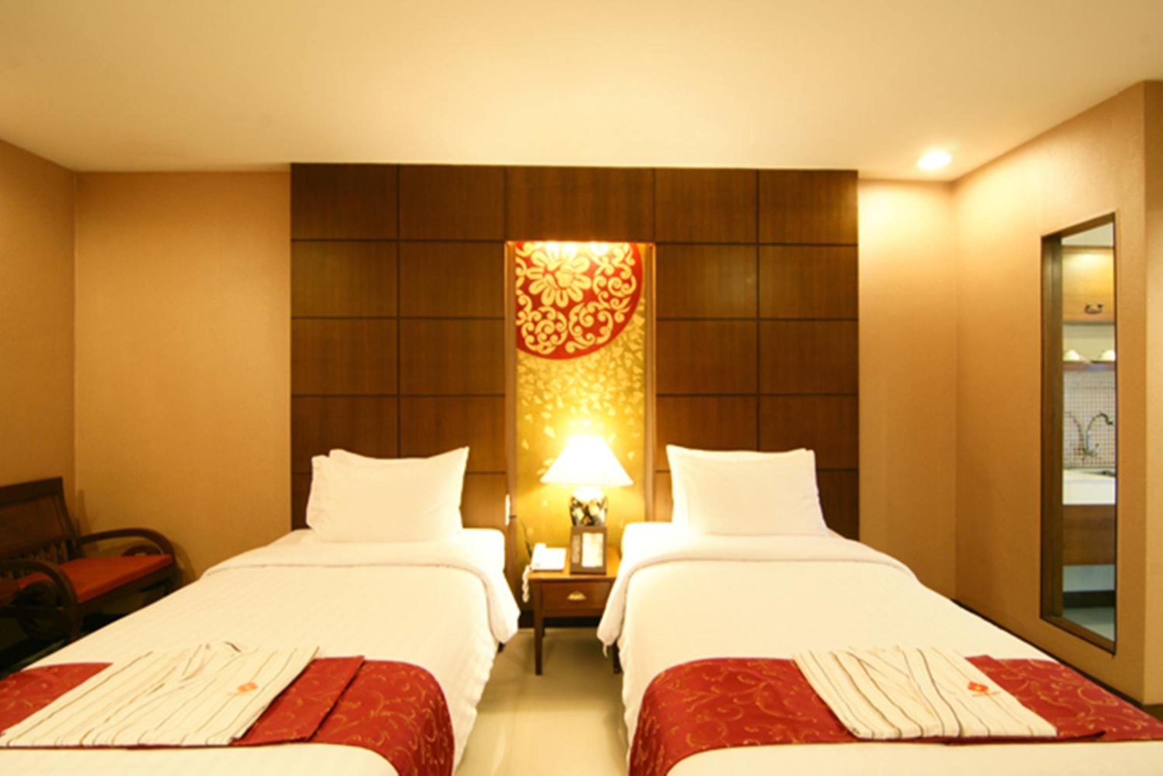 Deluxe Twin Room with Free Round-Trip Airport Transfer - Photo 12