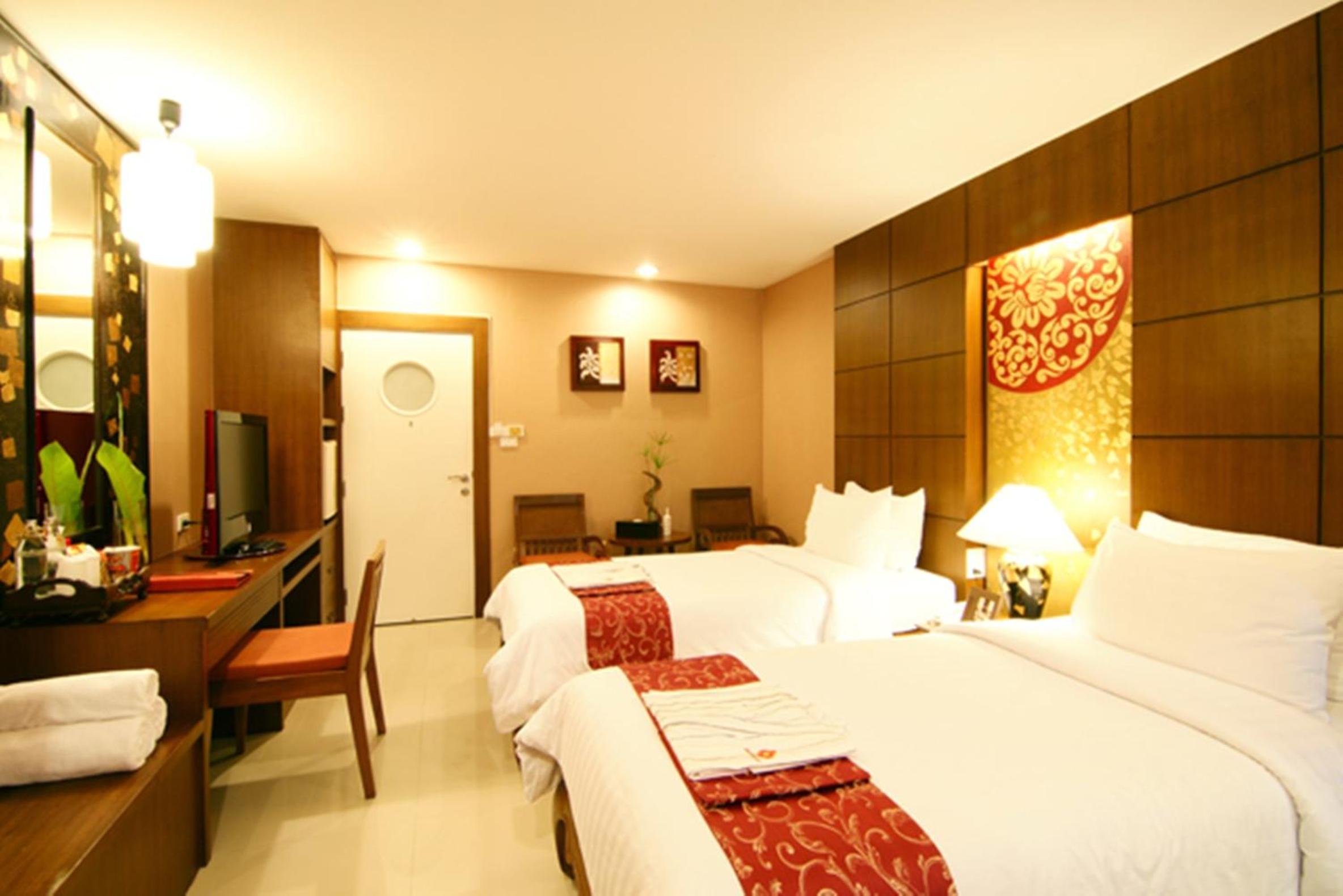 Deluxe Twin Room with Free Round-Trip Airport Transfer - Photo 13