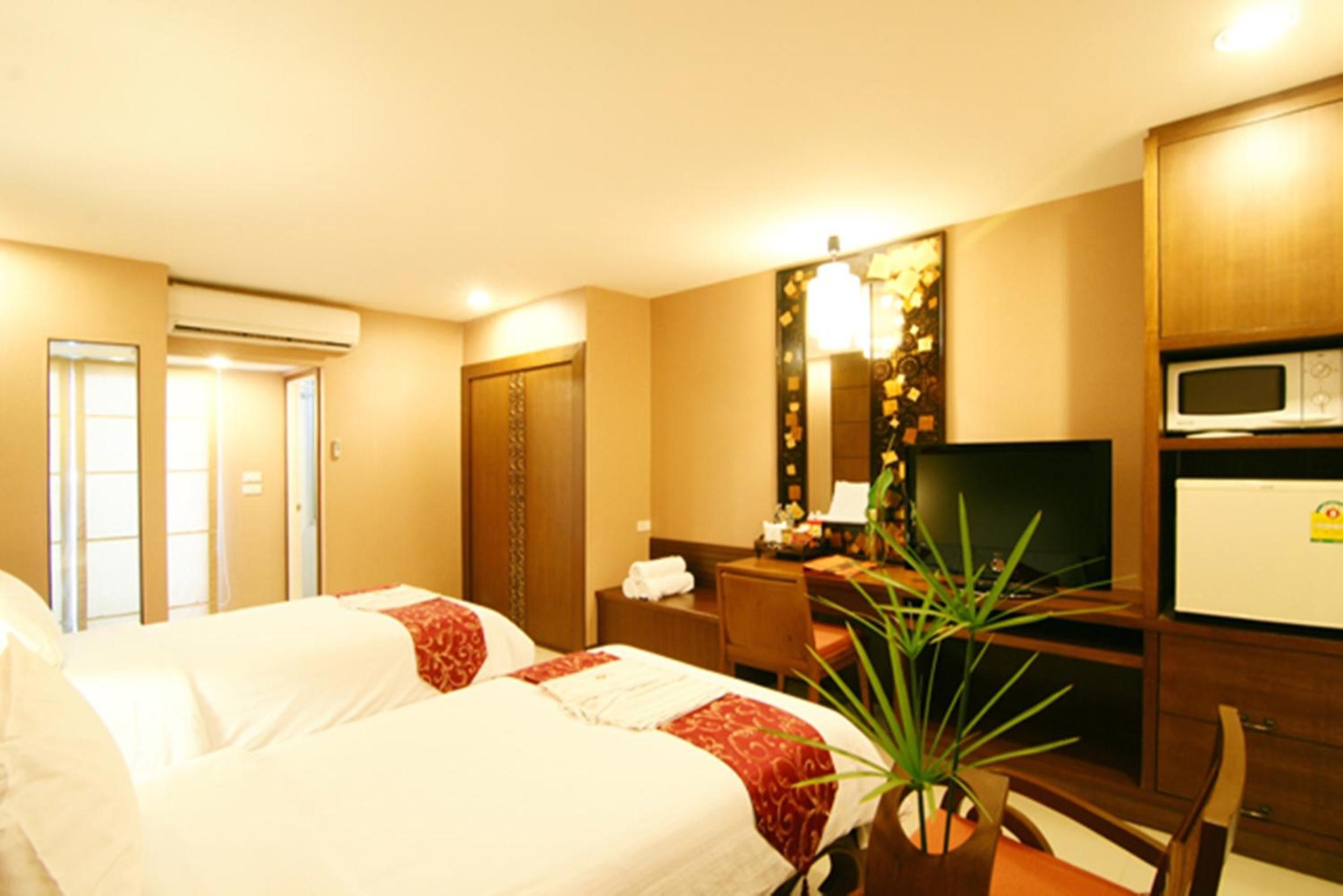 Deluxe Twin Room with Free Round-Trip Airport Transfer - Photo 6