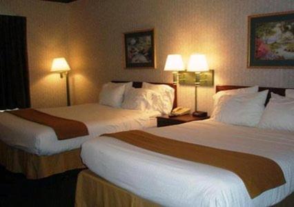 Queen Room with Two Queen Beds - Photo 2