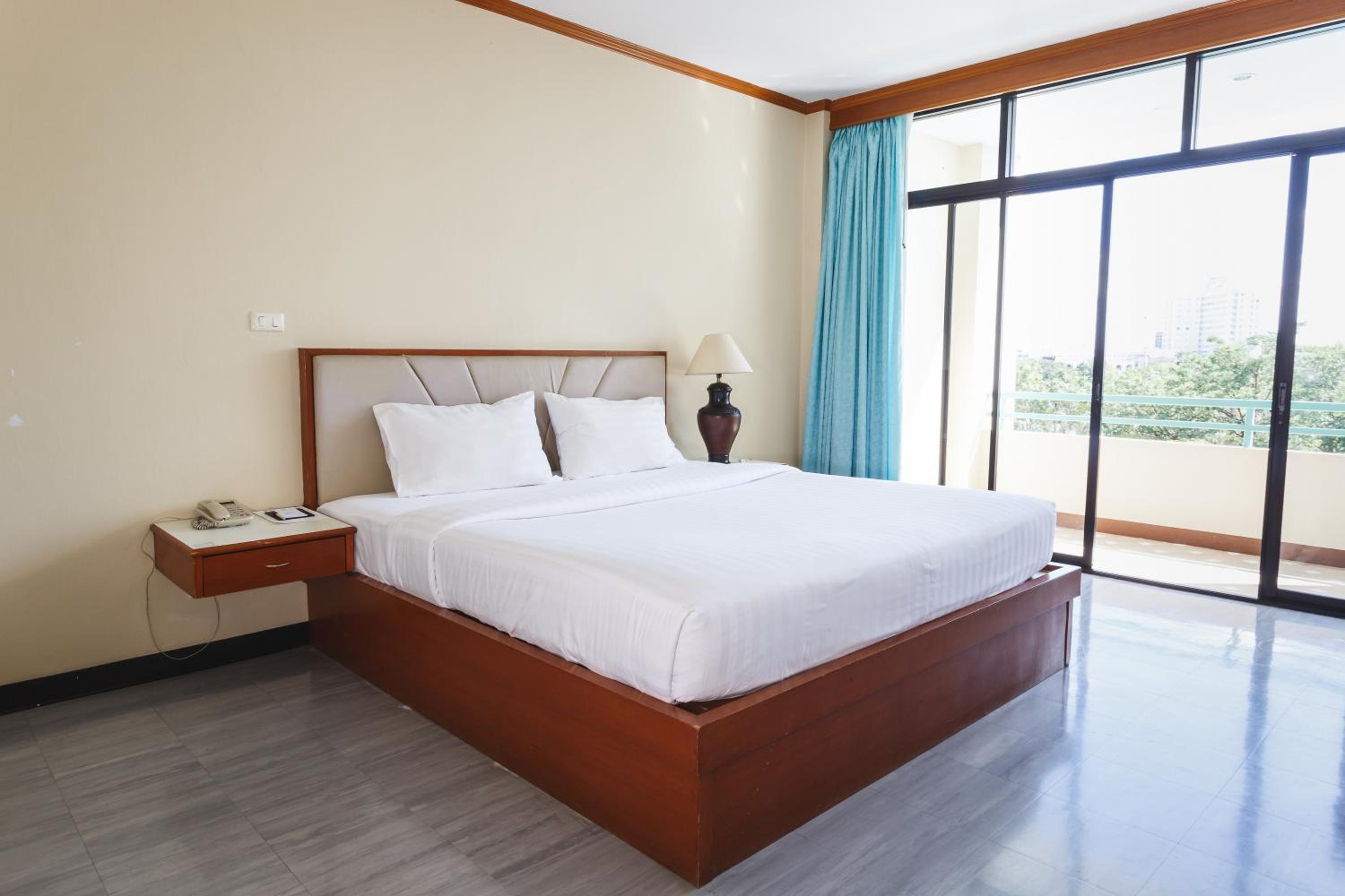 Deluxe King Room - Photo 11