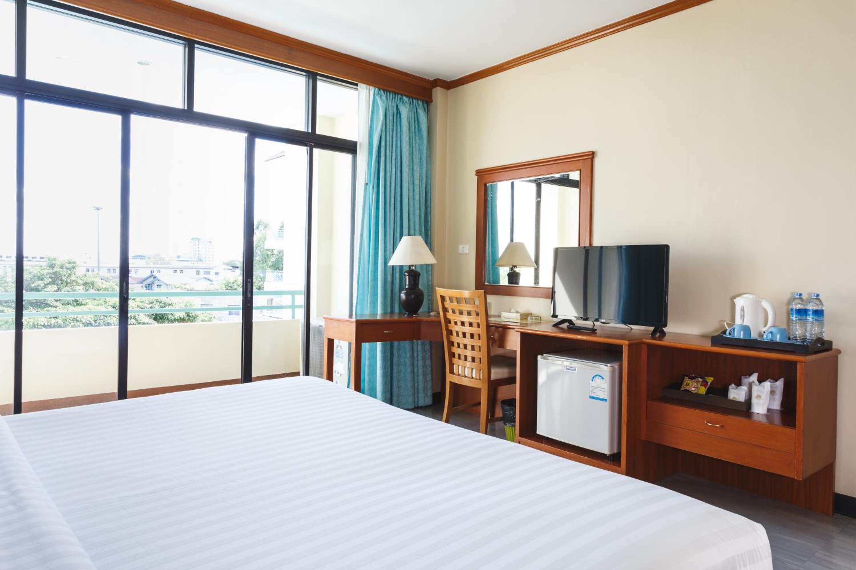 Deluxe King Room - Photo 10