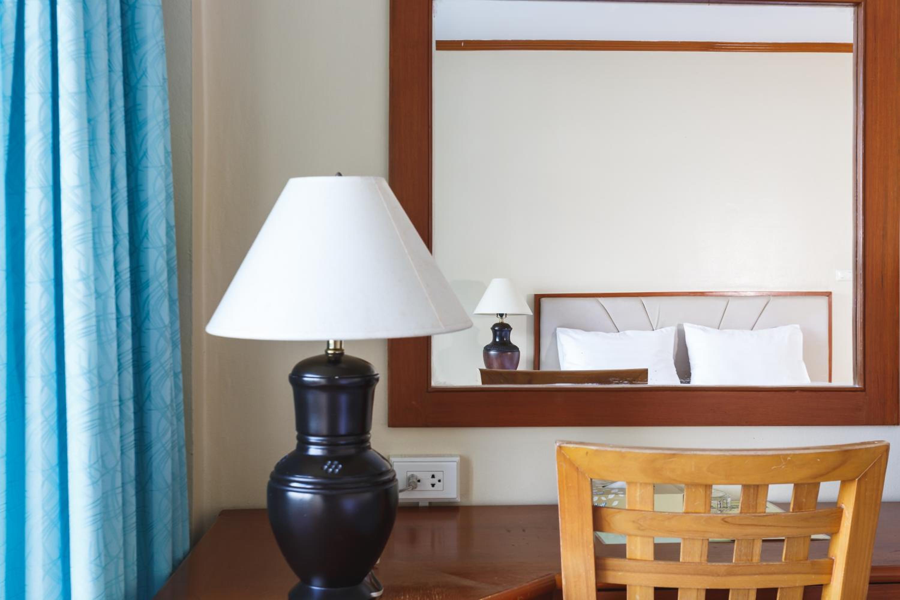 Deluxe King Room - Photo 9