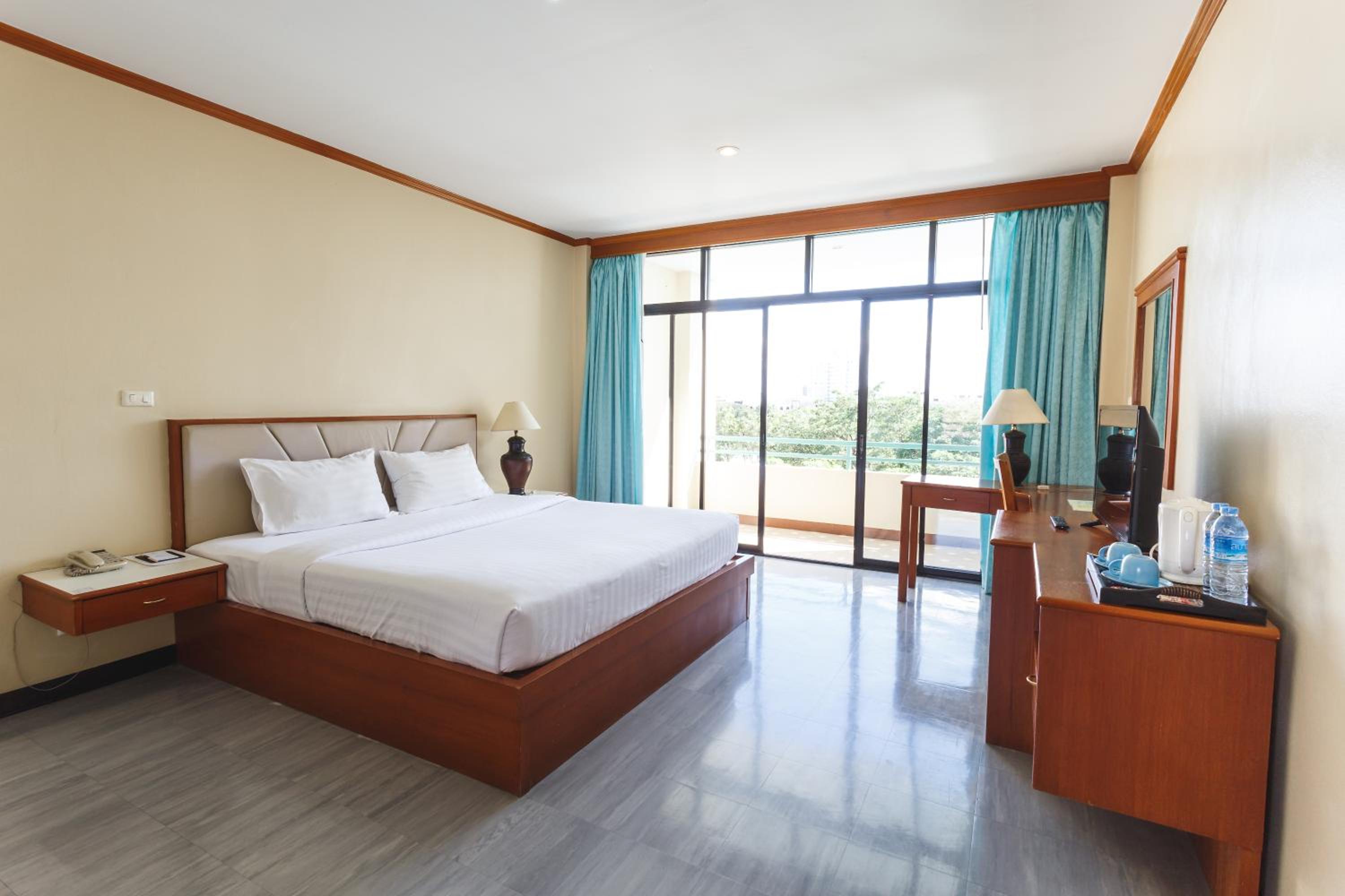 Deluxe King Room - Photo 8