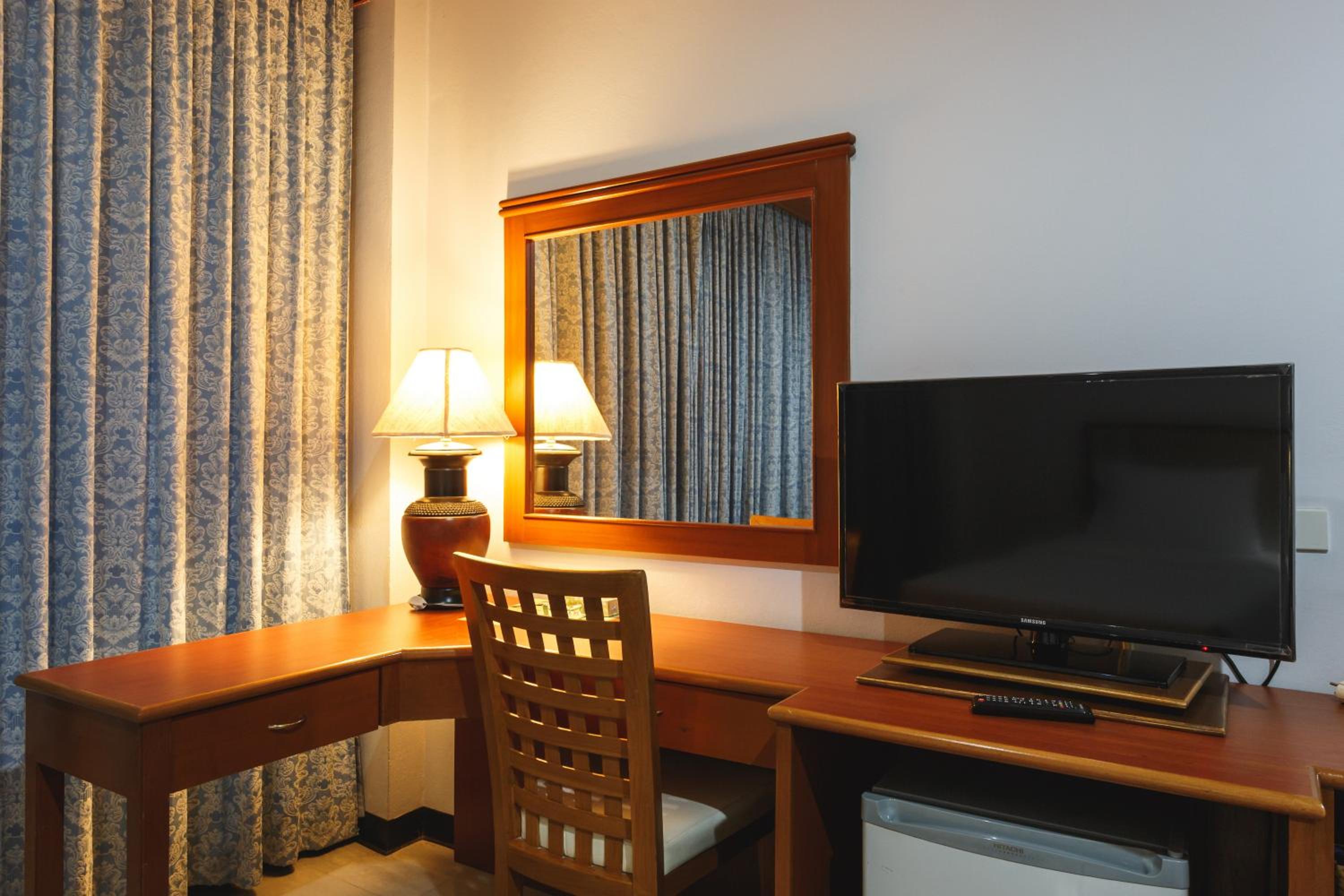 Deluxe King Room - Photo 3