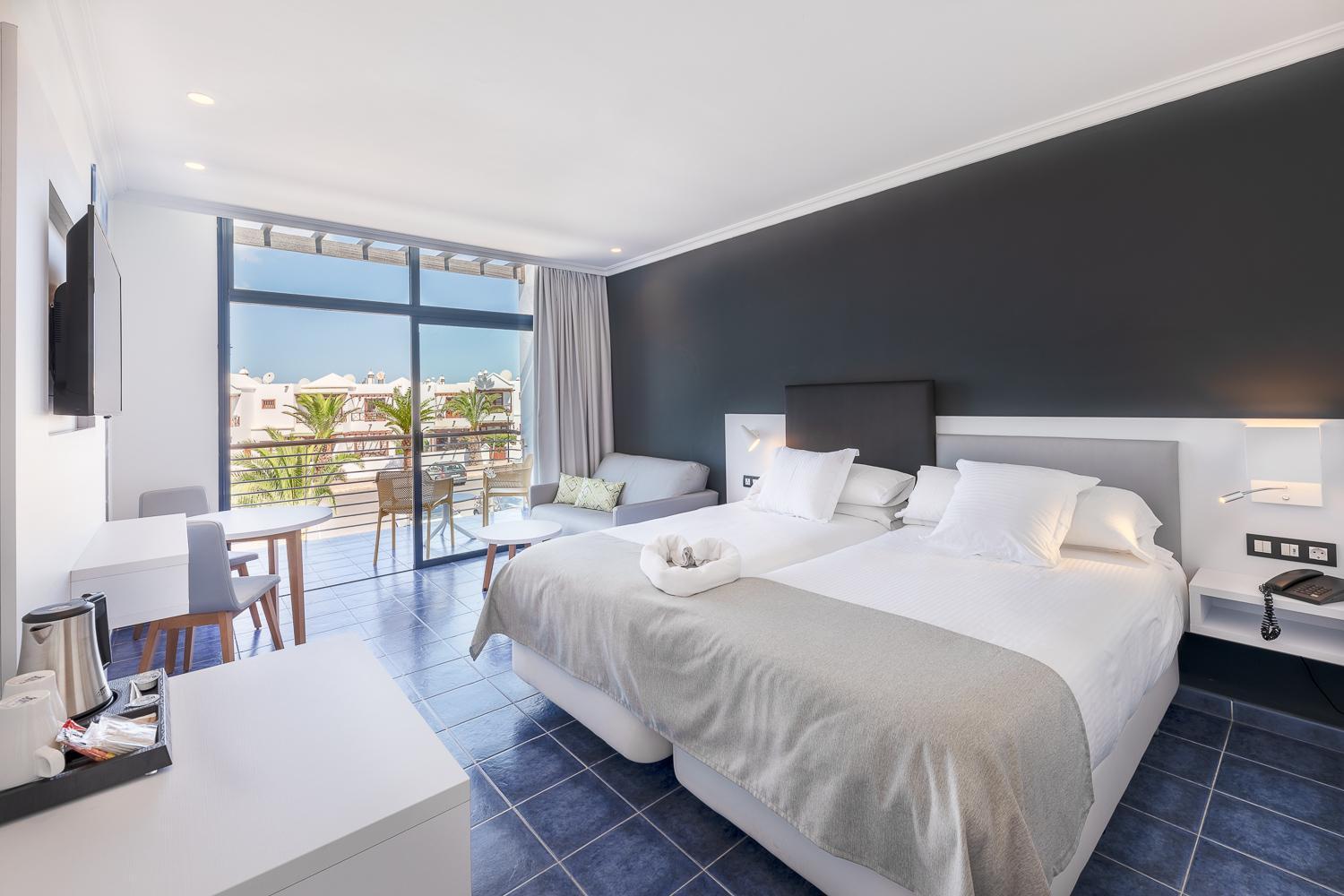 Habitación Doble con Vista Parcial al Mar (1 Adulto + 2 Niños)